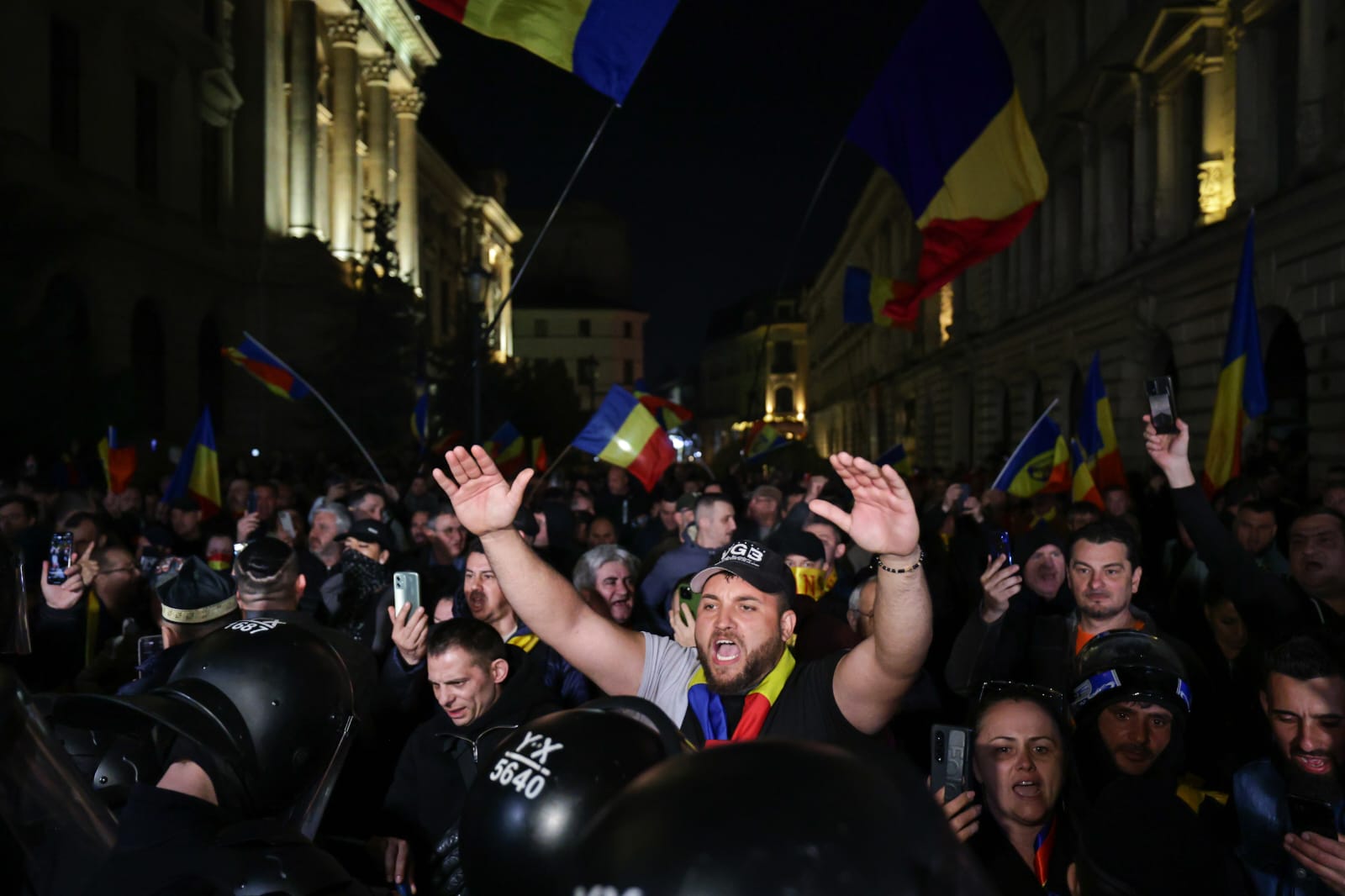 Manifestanții pro-Georgescu, violențe în fața sediului BEC. Un jandarm a fost rănit, s-au folosit gaze lacrimogene