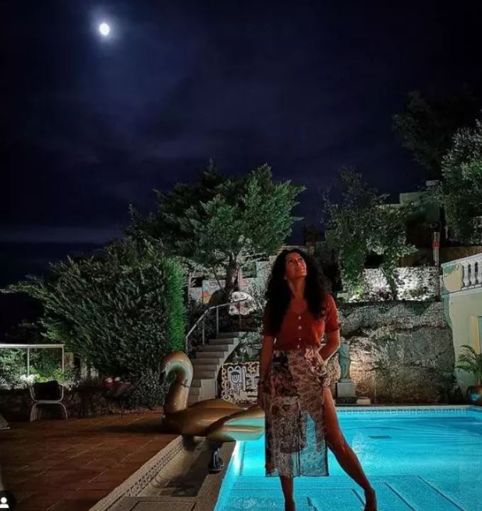 Imagini din casa în care Mihaela Rădulescu locuiește în Monaco. Are rochii în loc de perdele și multe statui cu femei goale