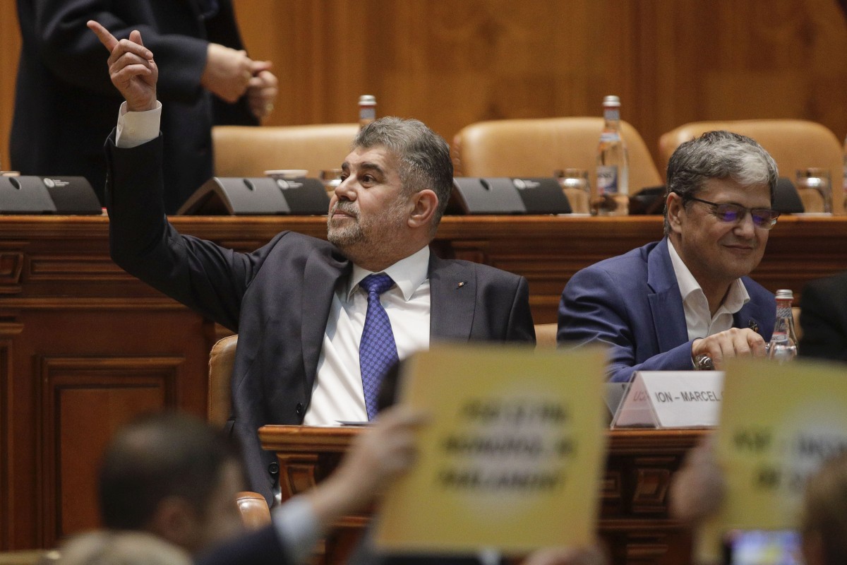 Discursul lui Ciolacu de la dezbaterea bugetului, întrerupt de protestul AUR și USR: „Inadmisibil ca românii să plătească taxe noi”