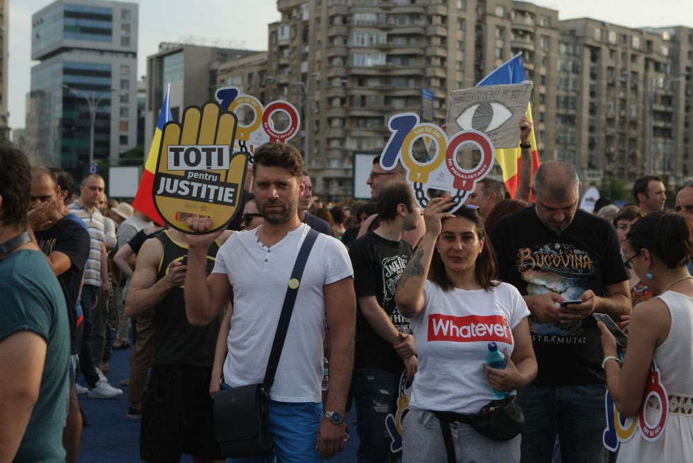 GALERIE FOTO/ Protest #Rezist, la o zi după mitingul PSD. Circa 1.000 de persoane sunt în Piața Victoriei