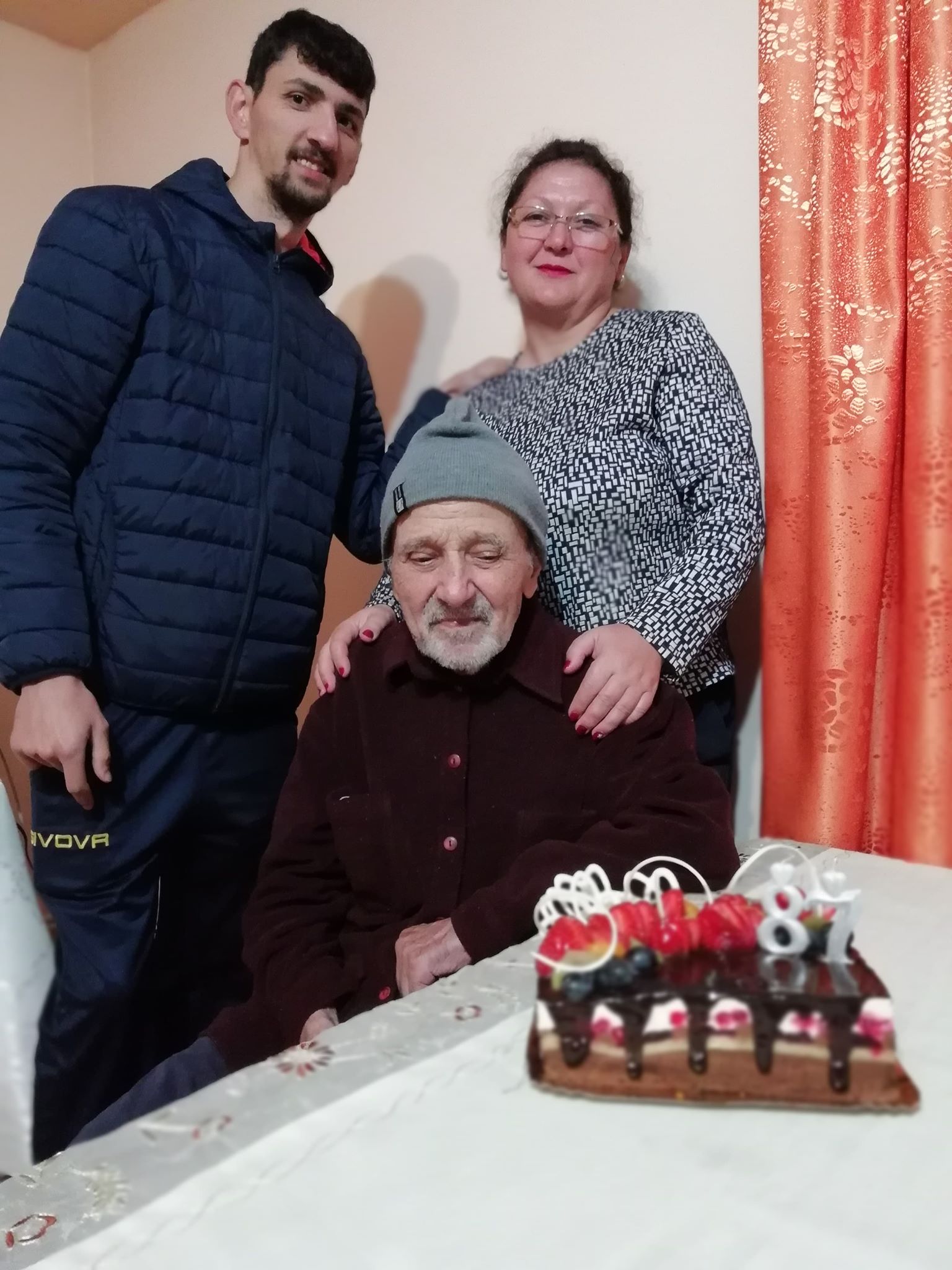 FOTO/ Și-a transformat propria suferință în dragoste pentru oamenii cu deficiențe de auz. Ionica Tarău luptă ca aceștia să nu ajungă să aștepte pensia de handicap de 375 de lei