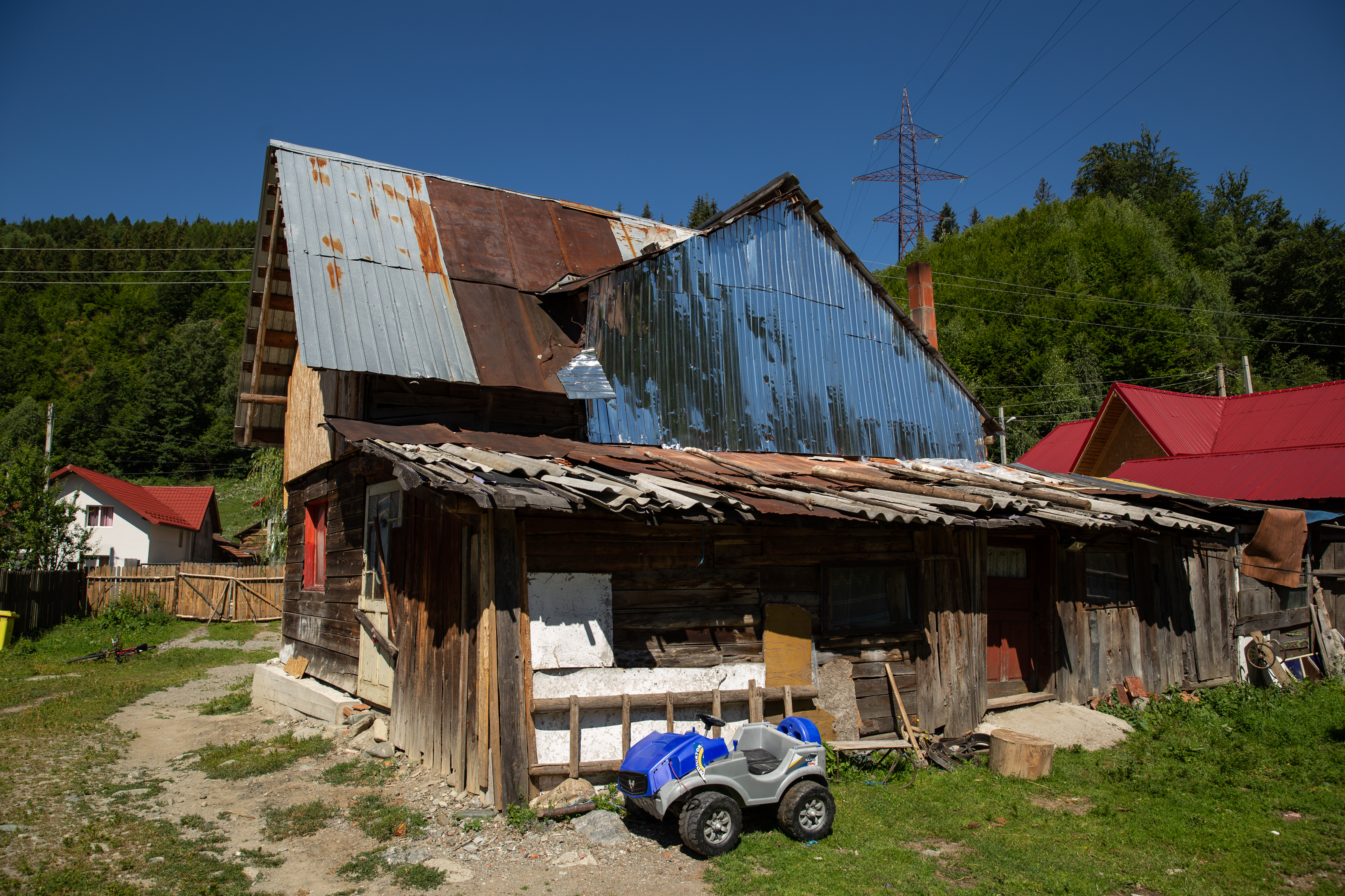 Voluntarii de la Casa Bună încearcă să ia copiii de la muncile câmpului și să-i așeze în fața computerului. “Sperăm să creştem dintre ei mici programatori”