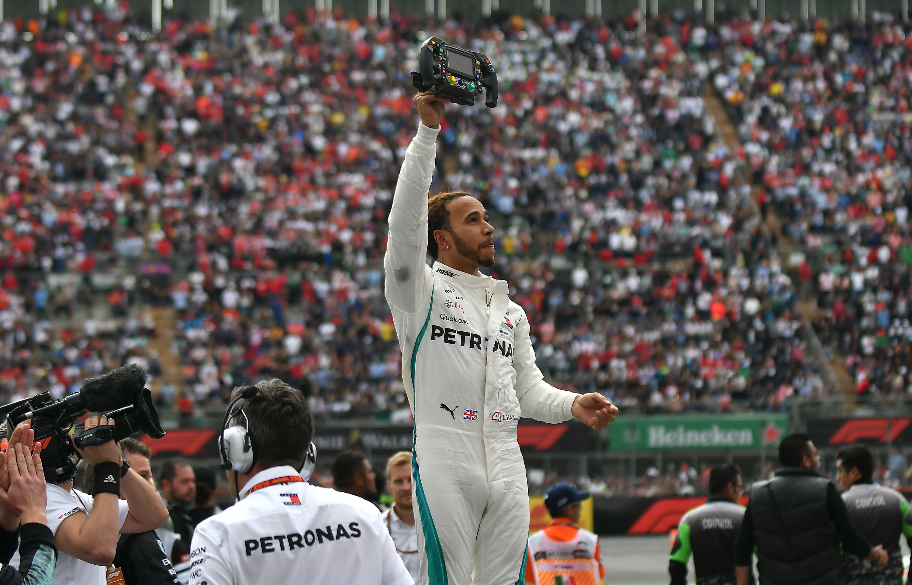 Lewis Hamilton, campion mondial de Formula 1 pentru a cincea oară: ”Pare ireal”. Verstappen a învins în Mexic