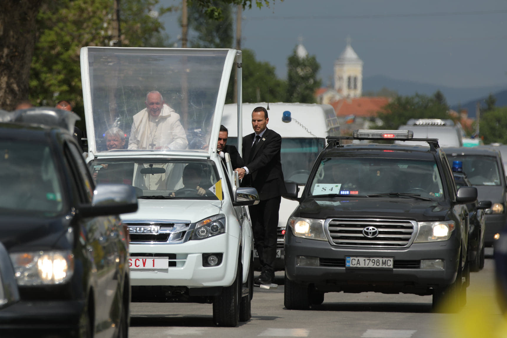 CORESPONDENȚĂ DIN BULGARIA/ Reporterii Libertatea l-au văzut pe Papa Francisc în vizita din Bulgaria și știu secretul unui salut sincer din papamobil. „San Lorenzo” a adus un zâmbet larg
