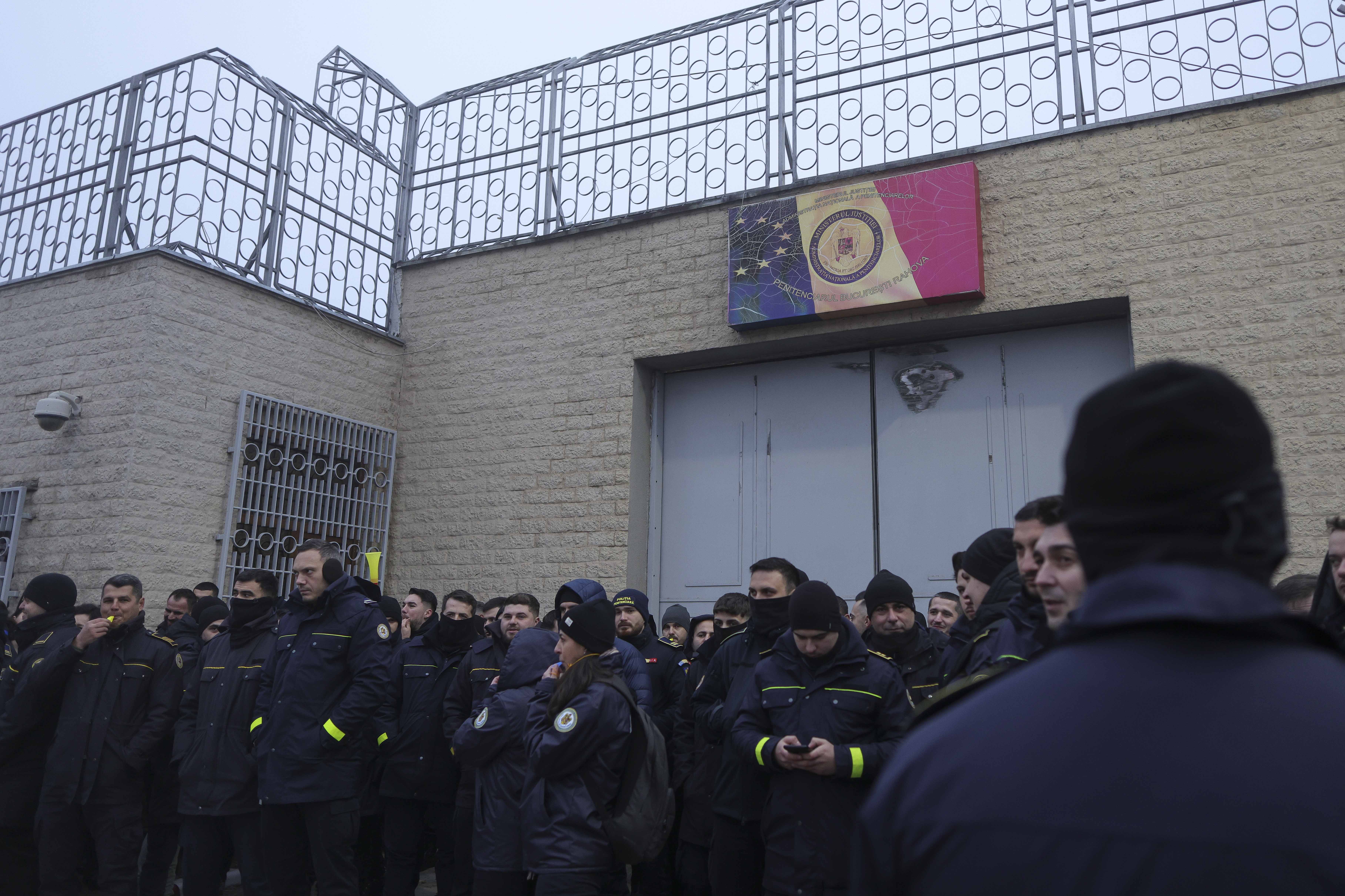 Proteste la penitenciare. Polițiștii nu vor să lucreze din cauza Ordonanței „trenuleț” și nu duc deținuții la instanțe