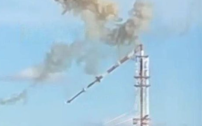 Orosz csapás érte a harkivi tévétornyot – videón, ahogy ledől a hatalmas épület