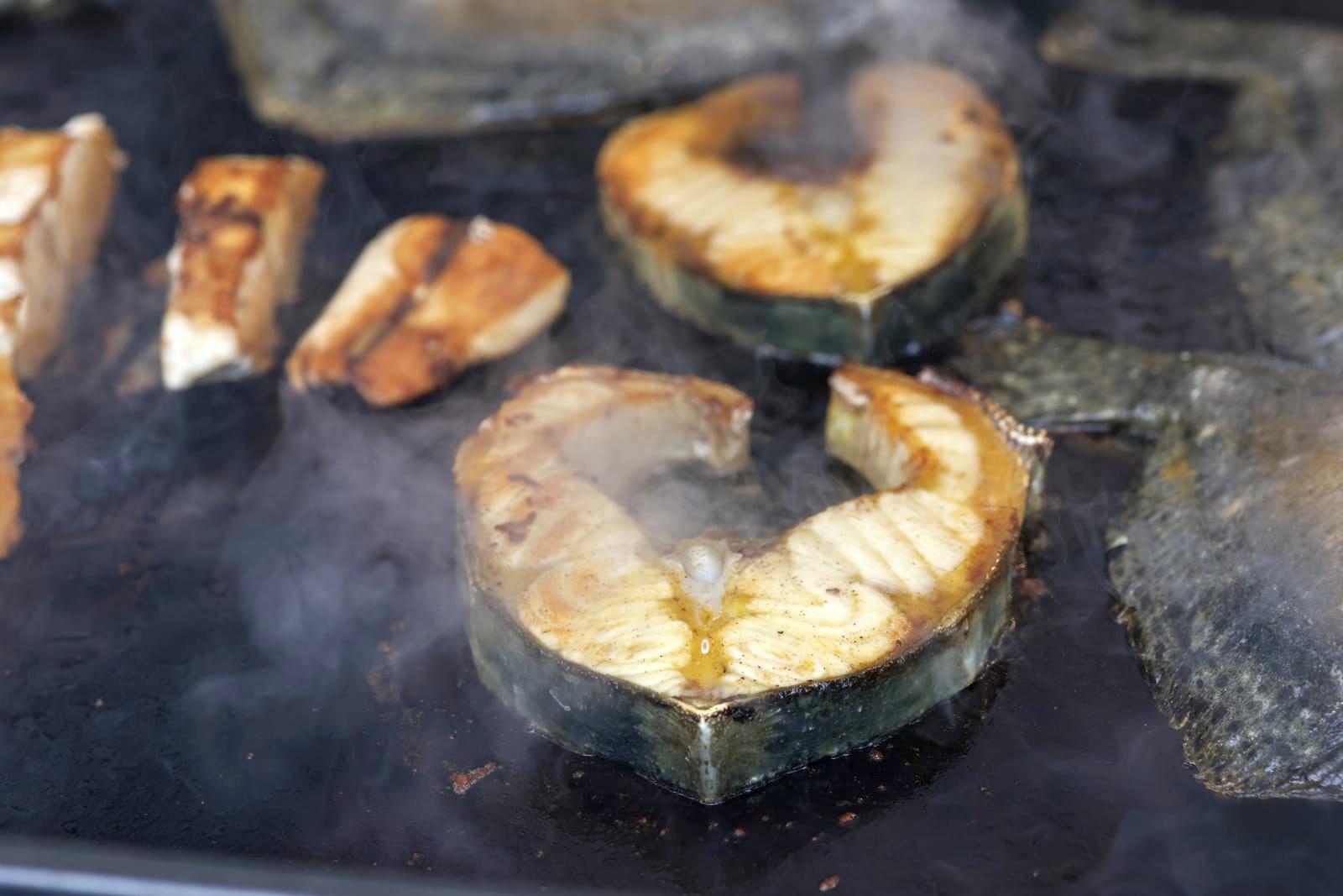Borș pescăresc și mici din pește sub privirile bucureștenilor. Cât a ajuns să coste un kilogram de cozonac la târgul pescăresc de Florii