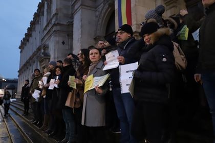 Judecătorii și procurorii au umplut treptele Palatului de Justiție de la București. Au protestat față de modificările aduse legilor Justiției |VIDEO