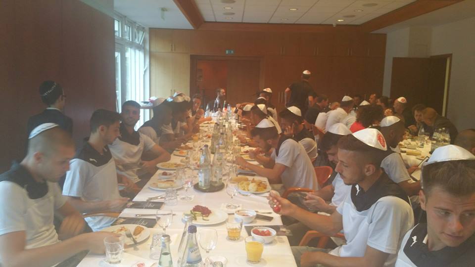 Pintilii şi Bumba respectă tradiţia evreiască la Hapoel Tel Aviv / GALERIE FOTO