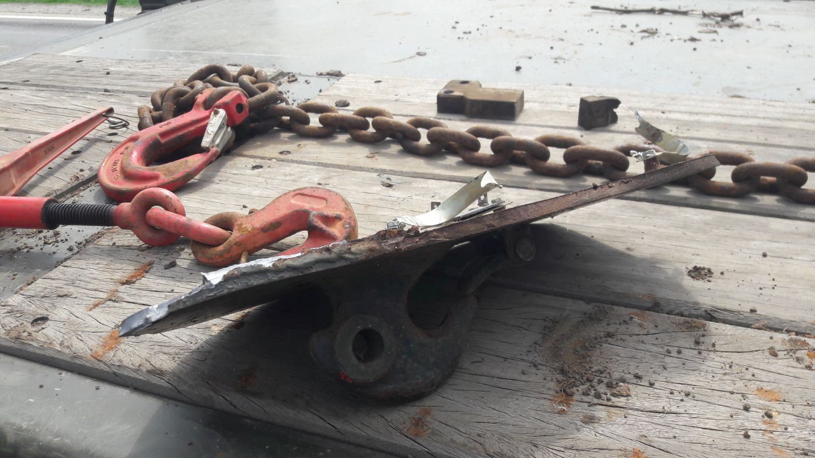 Un tanc s-a răsturnat pe şosea în Prahova! Circulaţia a fost blocată pe un sens