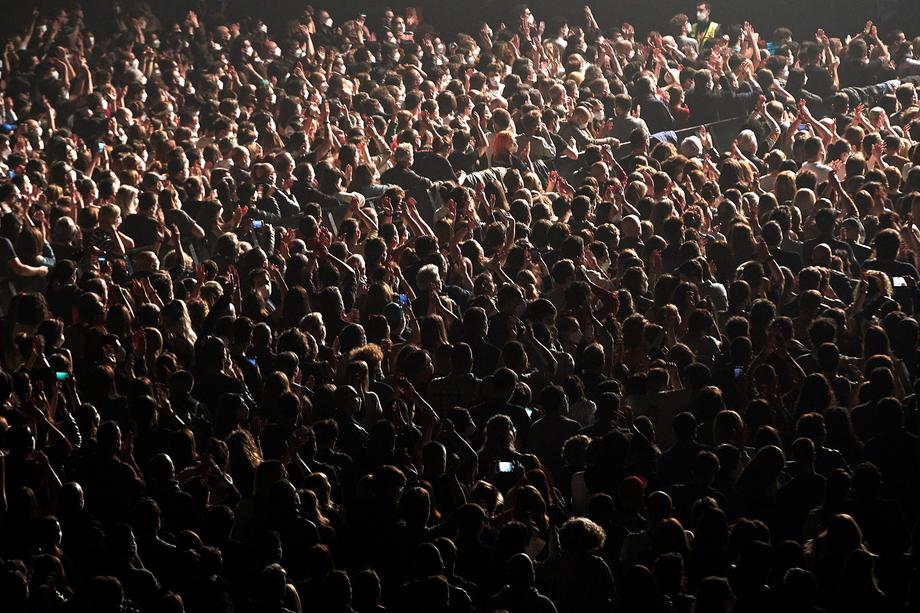 Imagini incredibile: 5.000 de oameni, în aceeași sală, la un concert-test în pandemie