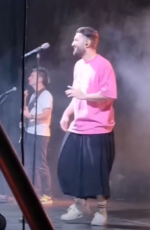 Octavia Geamănu l-a ironizat pe Smiley, după ce a purtat tricou roz și pantaloni largi: „E prea de tot”. Fanii artistului au criticat-o aspru pe fosta prezentatoare