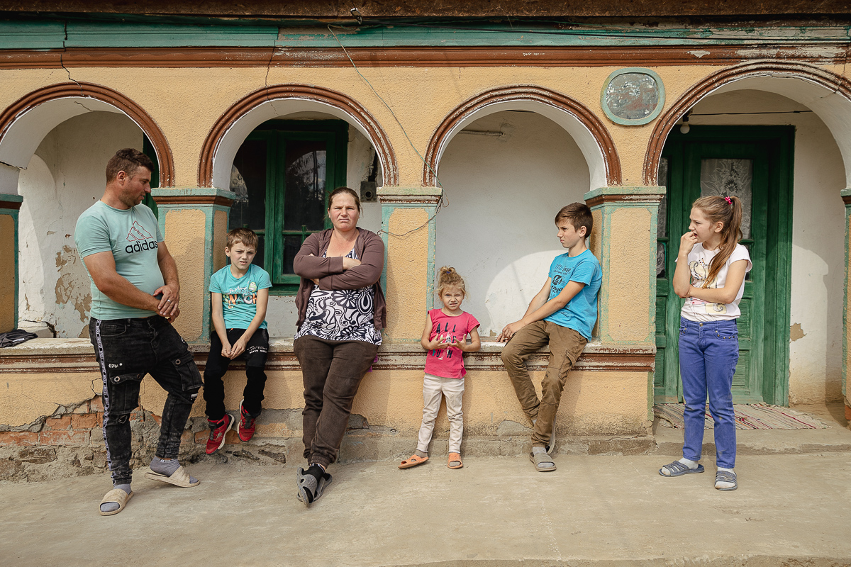 REPORTAJ. Noul proiect caritabil al părintelui Balaban: casă renovată pentru o familie cu patru copii, dintre care unul bolnav