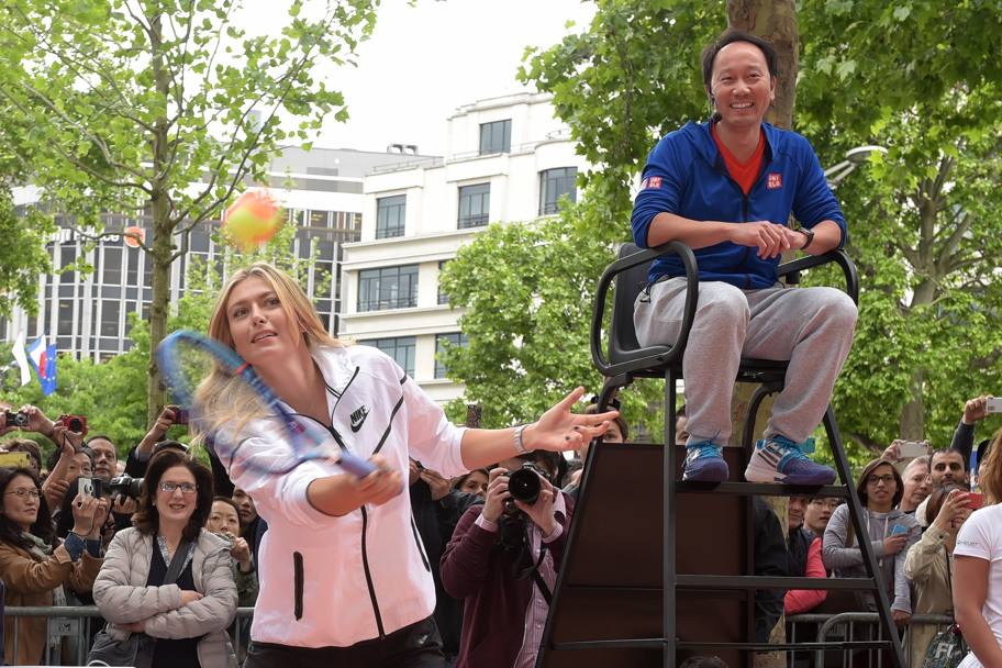 La Paris, rusoaica Maria Sharapova a dat în mintea copiilor / GALERIE FOTO