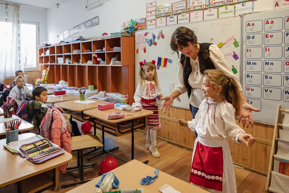 SPERANȚĂ. Într-o școală din Olt, o profesoară îi învață pe copiii cu părinți în străinătate să creadă că tinerii pot reuși și în țară: „Se pot realiza oriunde, numai să găsească oamenii potriviți”