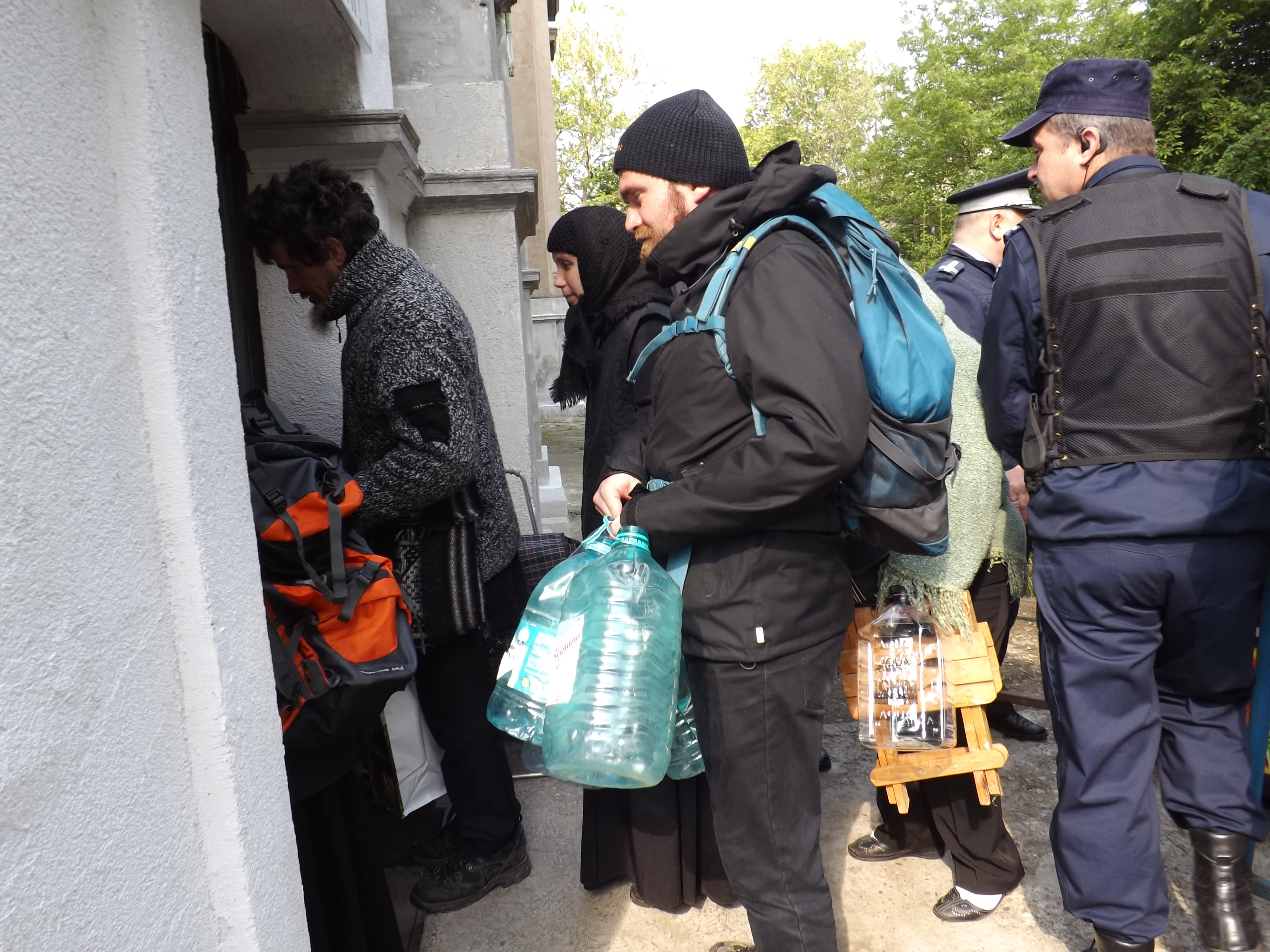 Zeci de mii de credinicioși au stat la coadă de Izvorul Tămădurii, pentru a lua apă sfințită | GALERIE FOTO