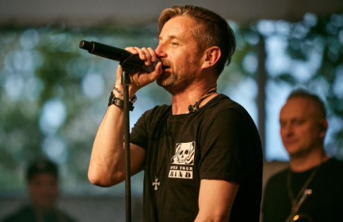 Bevonult a hadseregbe Ukrajna leghíresebb írója és rocksztárja - Így cserélte puskára a mikrofont