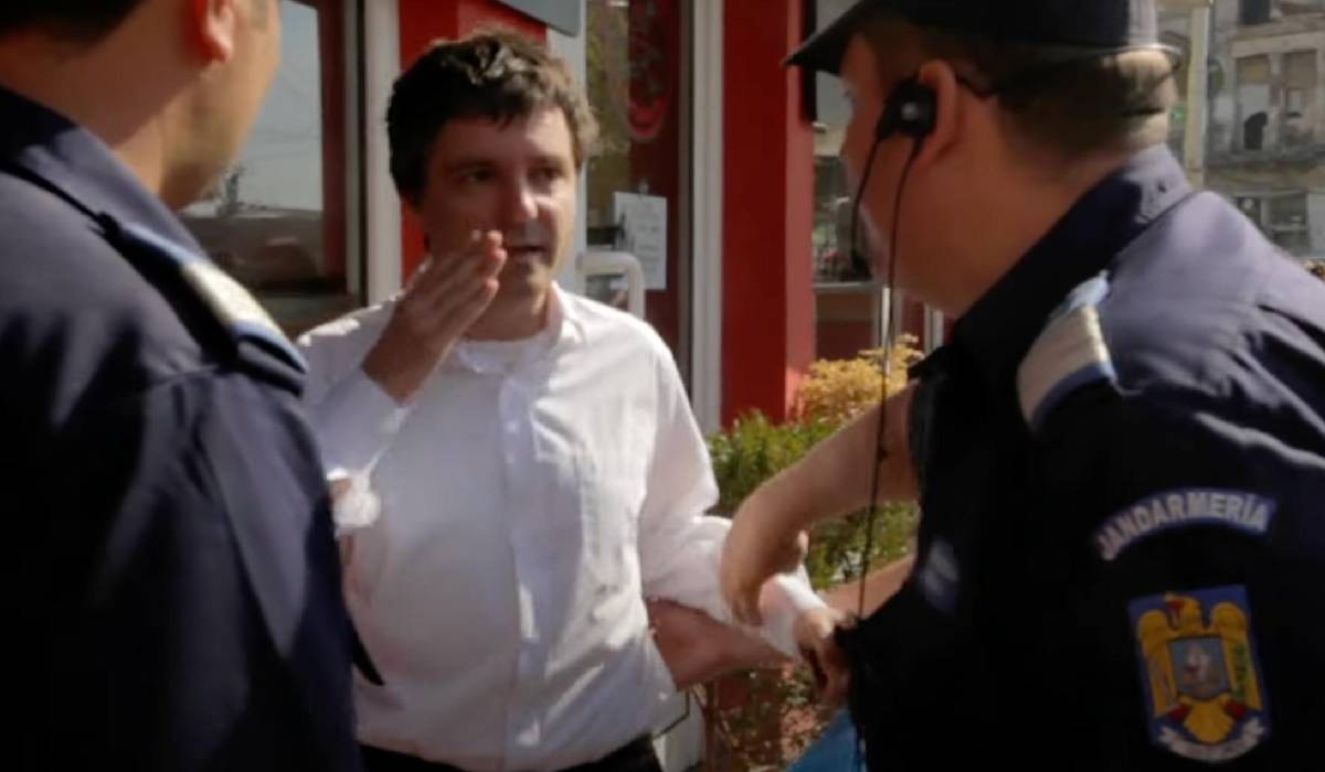 Momentul în care Nicușor Dan este băgat în dubă de către polițiști, în urmă cu 12 ani. Scriitorul Mugur Grosu a fost tratat și mai brutal de oamenii legii