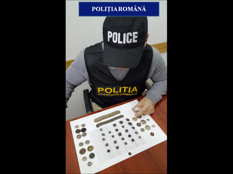 Un bărbat din Craiova a vrut să vândă monede antice pe Internet. E cercetat acum de Poliție