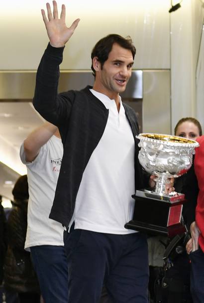 Federer s-a întors acasă. La aeroport, a făcut baie de mulțime. Revine pe teren peste o lună / GALERIE FOTO