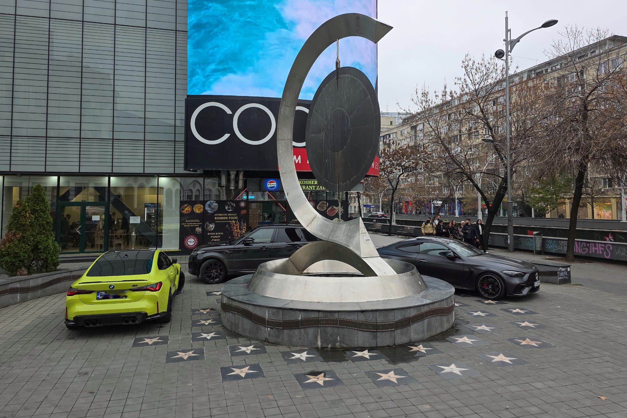 Cu roata pe steaua lui Dem Rădulescu: mașini parcate pe Aleea Celebrităților, lângă magazinul Cocor