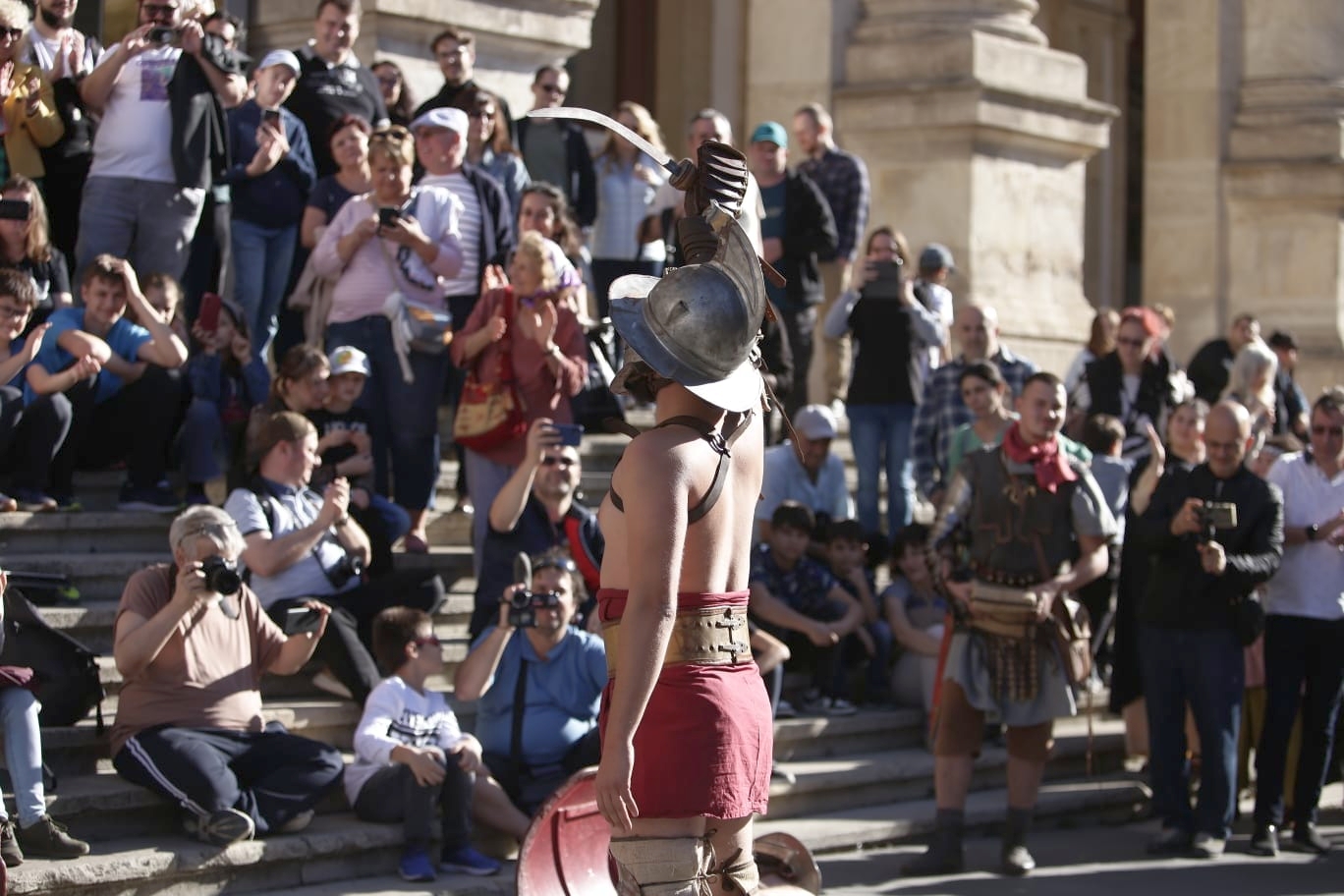 FOTOREPORTAJ. Lupte cu gladiatori pe Calea Victoriei din București, dar și mâncăruri preparate după rețete culinare antice
