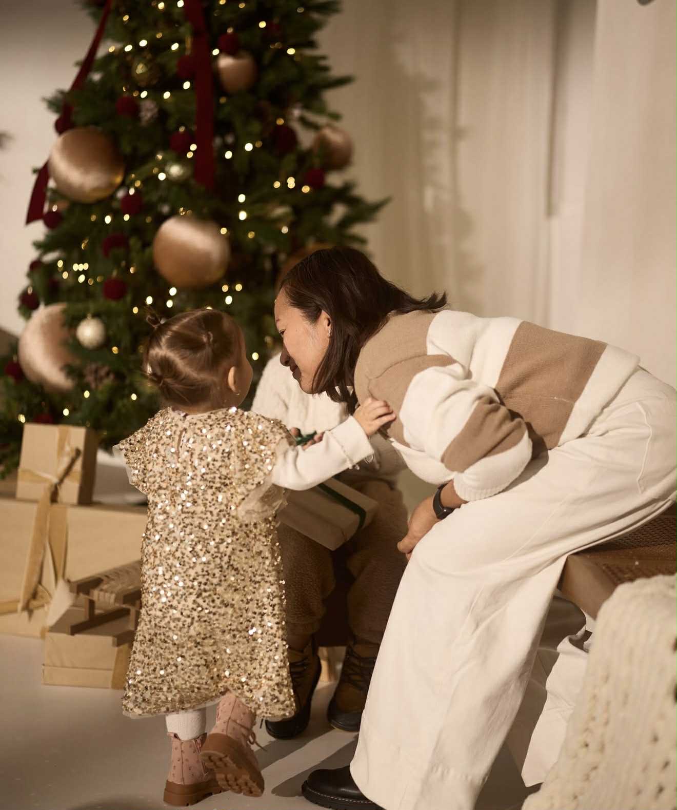 Cine apare în ședința foto de sărbători a Alinei Ceușan. E o persoană foarte specială pentru familia ei: „Mulțumesc că te implici așa cum aș face eu”