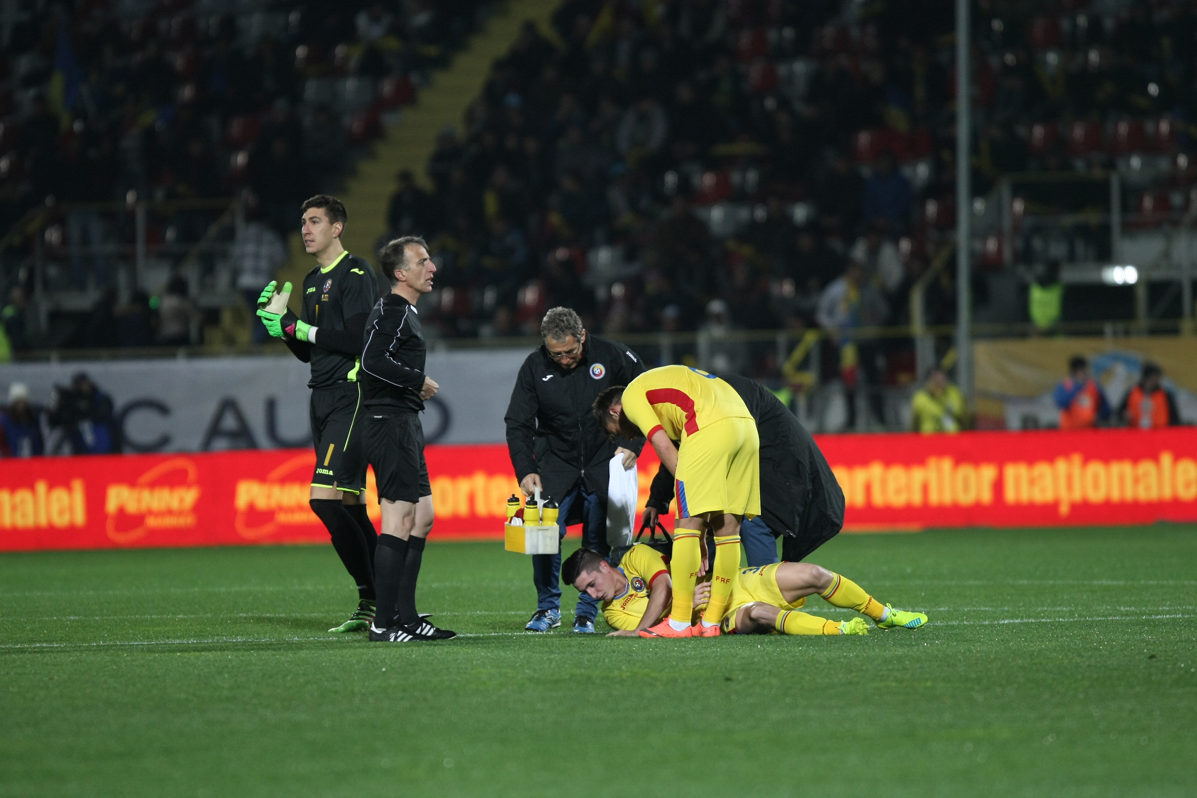 România - Lituania 1-0. Puiule, el e Dumnezeul tău! Selecționerul a pupat icoane, fiind salvat de debutantul Nicușor Stanciu, un jucător despre care spunea că nu l-a impresionat în tricoul Stelei!