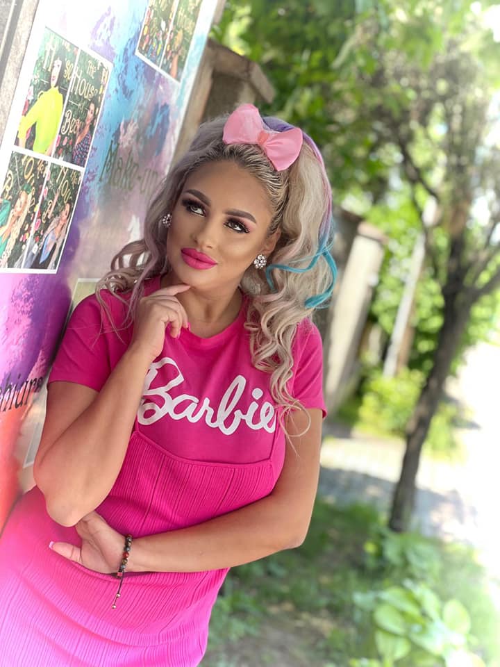 Sânziana Buruiană alăptează de 9 ani fără întrerupere: „Izabelei i-am întrerupt alăptarea când a intrat la școală”. Acum ar vrea să se oprească