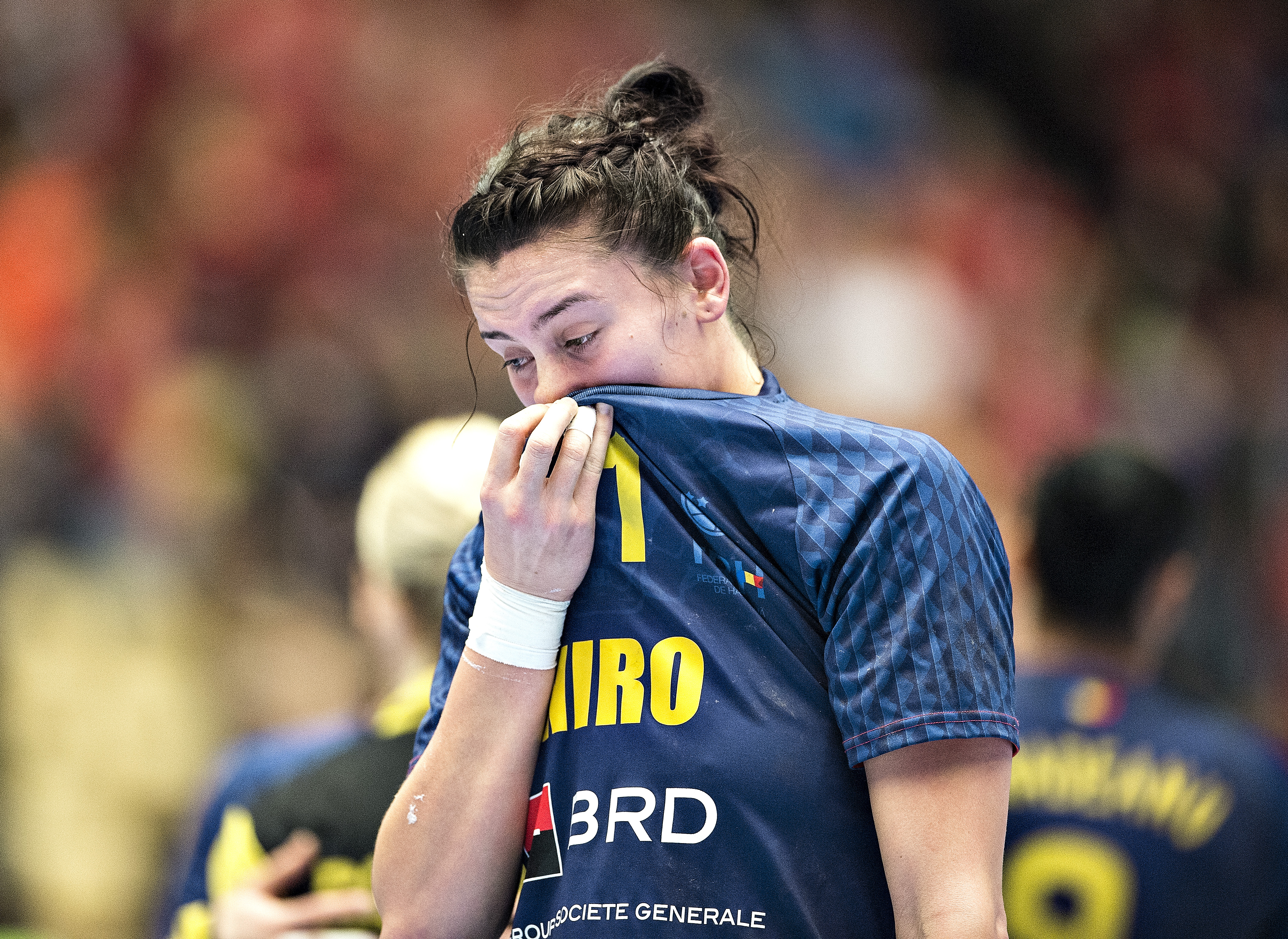 ”Secundul” Costică Buceschi, după înfrângerea dramatică din semifinalele CM de handbal, 33-35 cu Norvegia, după prelungiri: ”Fetele mi-au spus că puteam juca până dimineață! Victoria lor a fost întâmplătoare!”. Goalkeeperul Paula Ungureanu: ”Sunt supărată, dar și foarte mândră de echipa noastră! Nordicele n-au fost mai bune ca noi”. TOATE REACȚIILE: presă, antrenori, jucătoare. ”Ca în rollercoaster”! / FOTO&VIDEO
