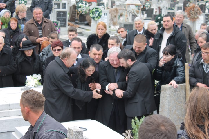 Catrinel Raț a leșinat de durere la căpătâiul fiicei sale, Paula!
