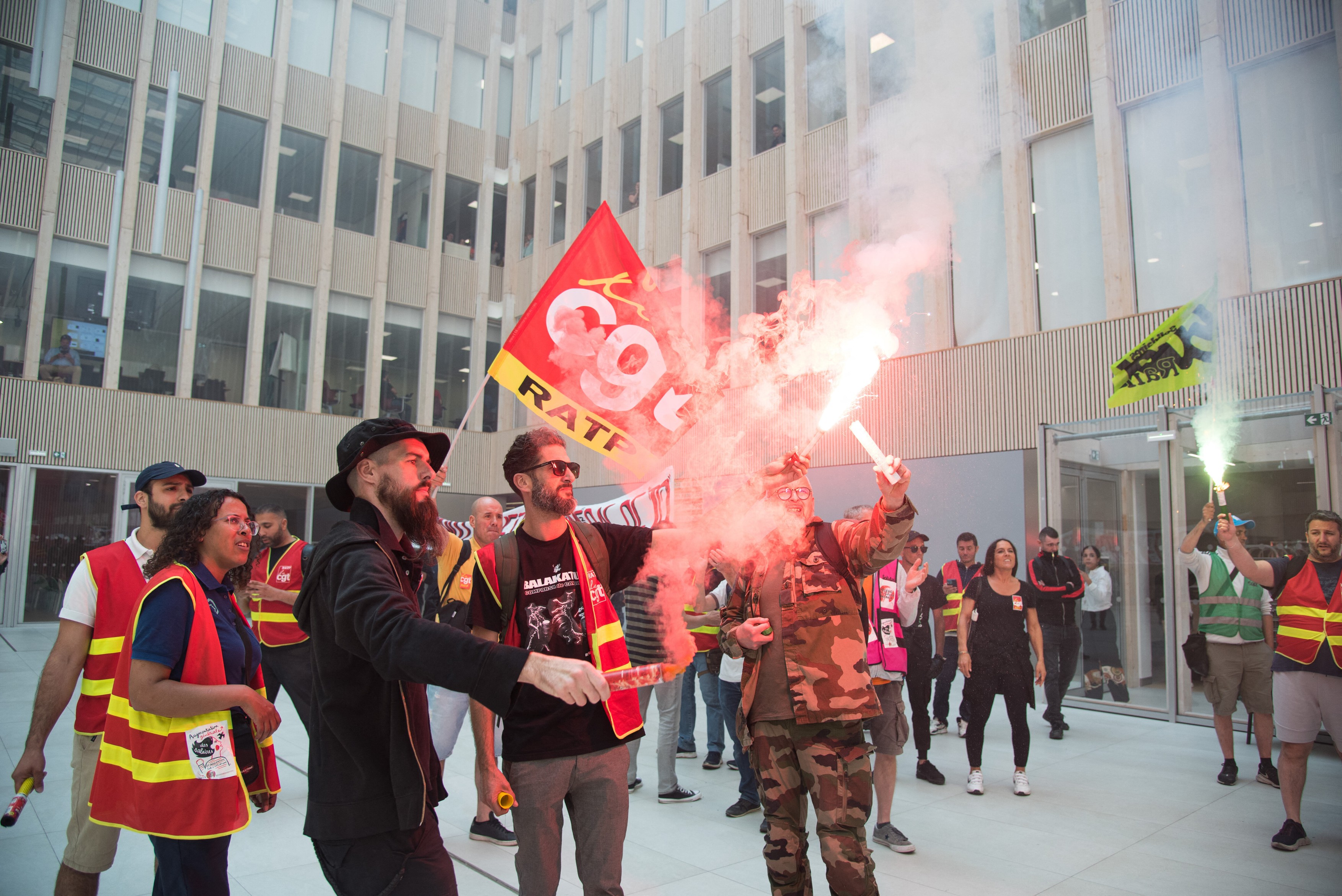 Noi proteste în Franța față de reforma pensiilor. Manifestanții au ocupat pentru scurt timp sediul Jocurilor Olimpice de vară din Paris