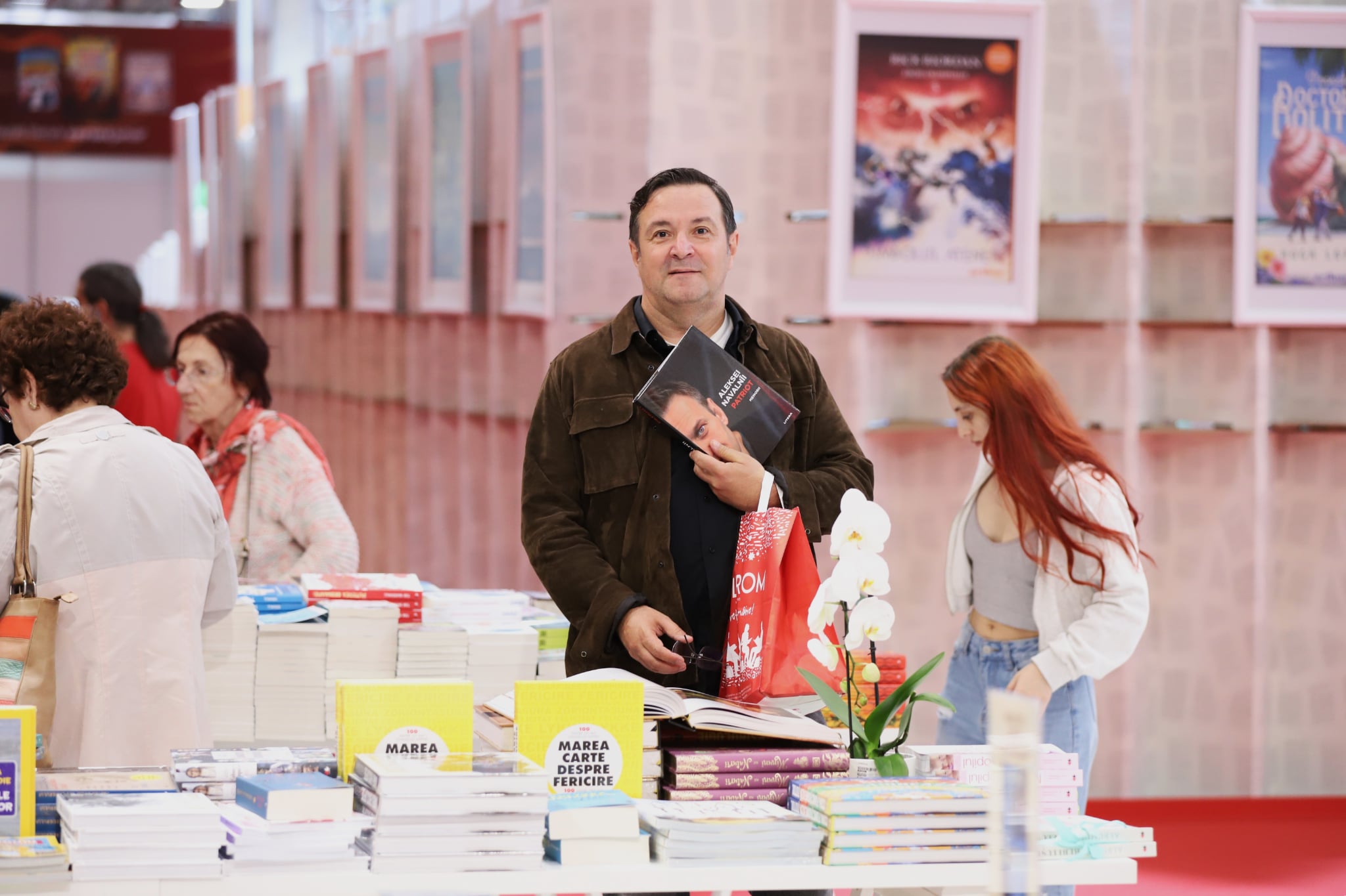 Cum au fost surprinși Daniel Buzdugan și Mihai Găinușă la Bookfest 2025. „Îmi fac timp să citesc, mă relaxează”
