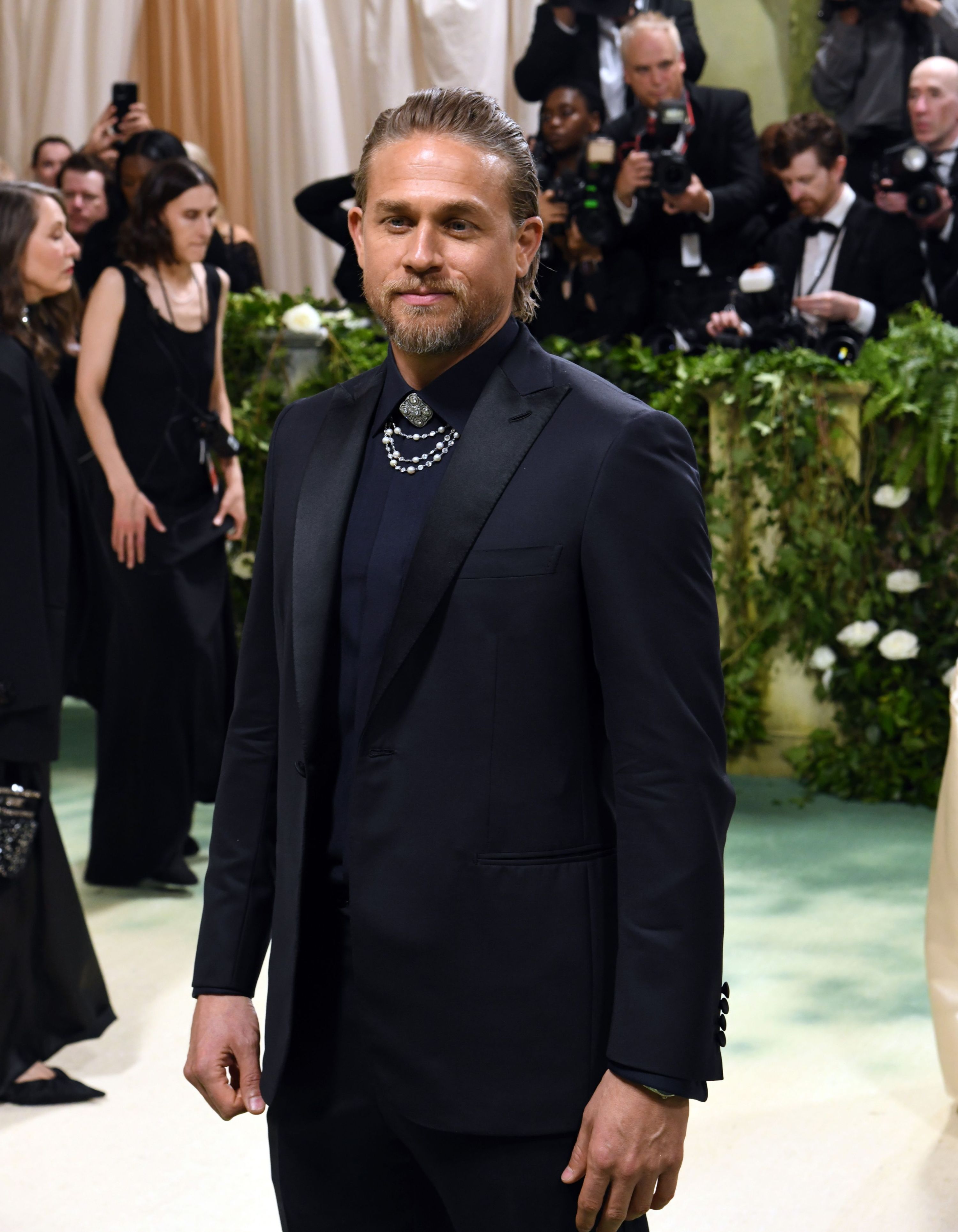 Charlie Hunnam a slăbit 14 kg pentru a se transforma în criminalul Ed Gein în noul serial Netflix „Monster”