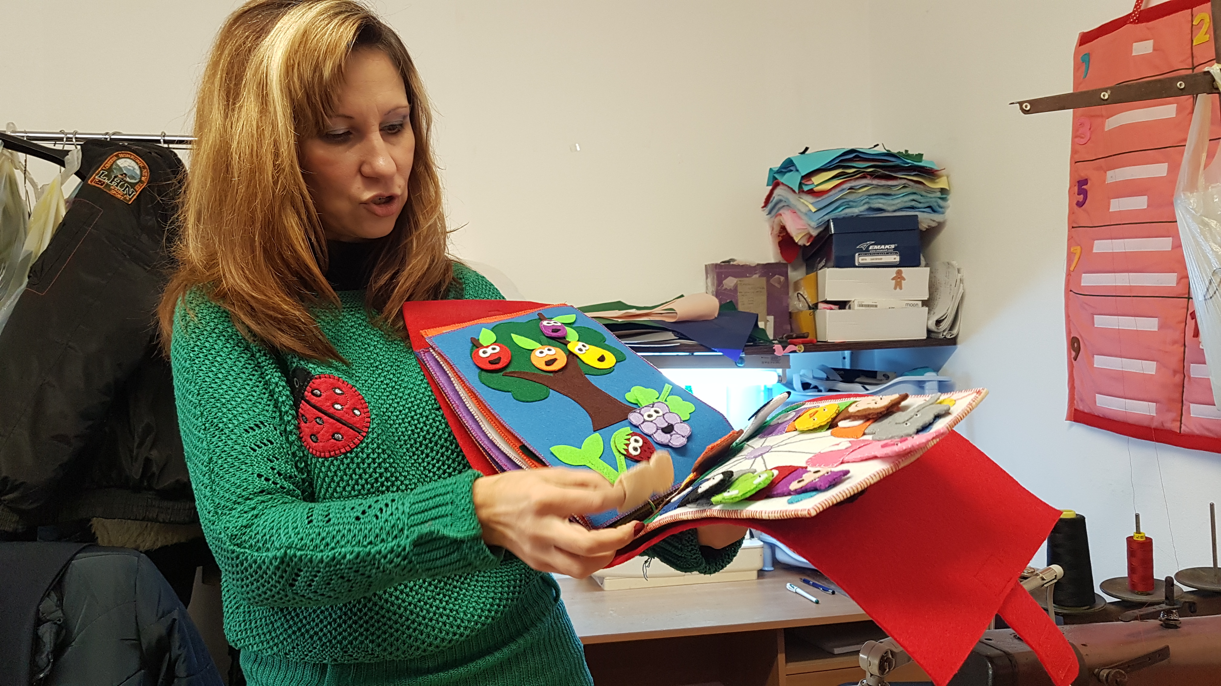 Cartea senzorială, o alternativă educativă românească excelentă la clasicul manual. „Este proiectul nostru de suflet” /GALERIE FOTO