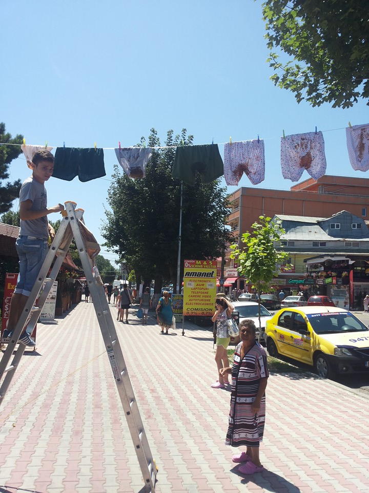 Protest inedit la Eforie Nord! A atârnat chiloţii murdari în fața terasei GALERIE FOTO