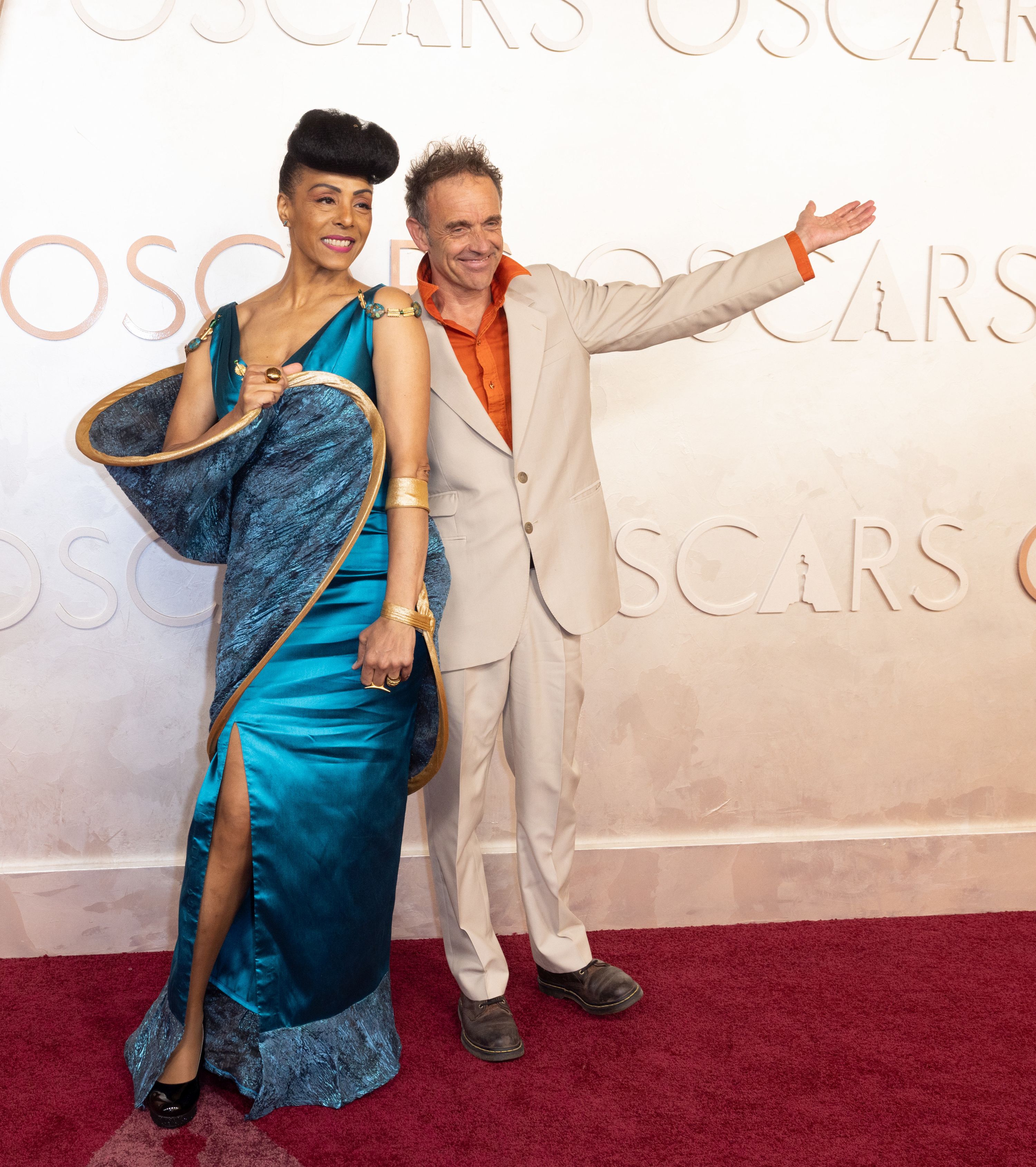 Imagini cu cel mai prost îmbrăcate vedete la Oscar 2025. Ariana Grande conduce lista cu o rochie voluminoasă, în timp ce Cynthia Erivo a adoptat un stil à la Dracula