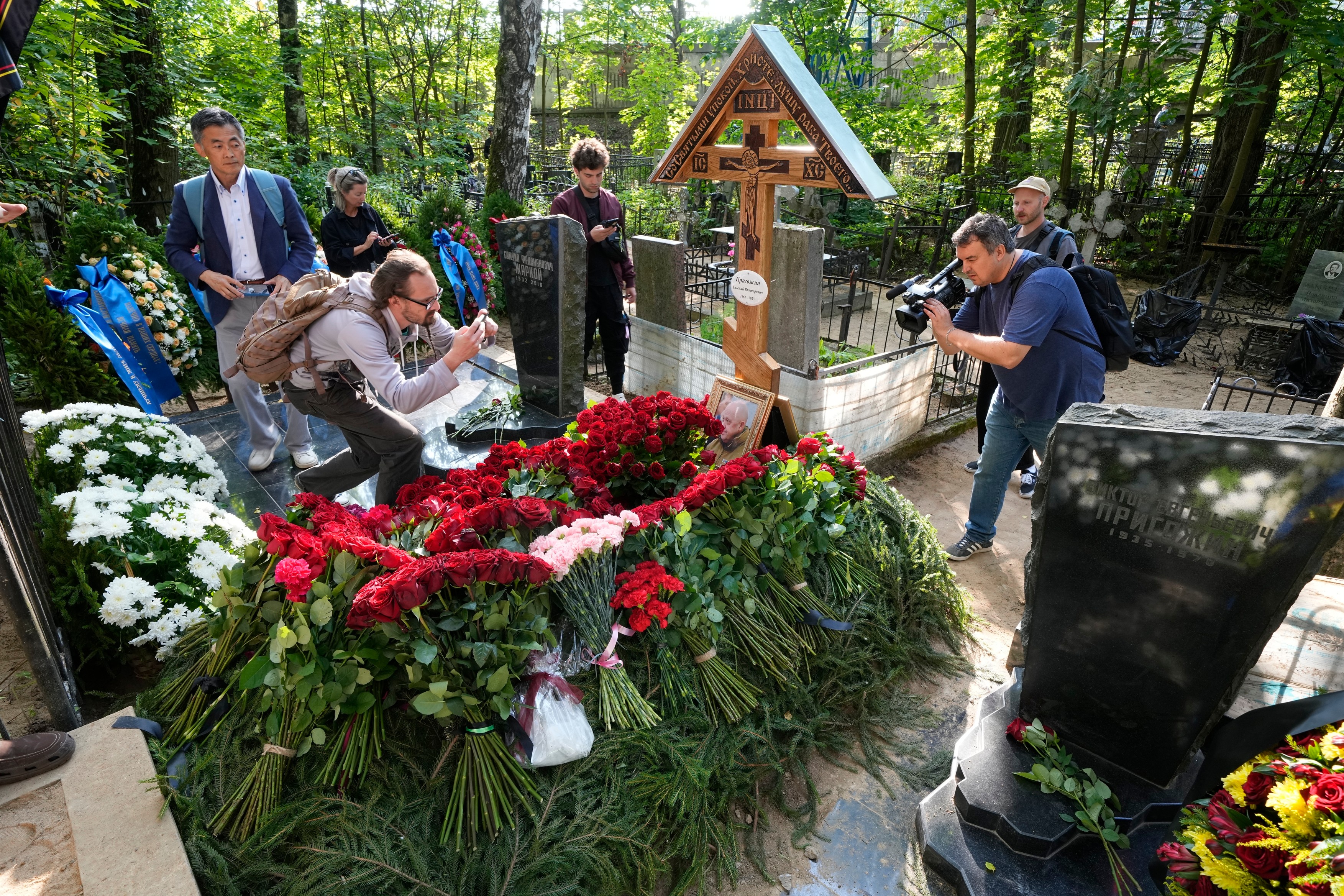 Cum arată mormântul lui Evgheni Prigojin, unde a fost îngropat în mare secret. „Să fii războinic înseamnă să trăieşti veşnic”
