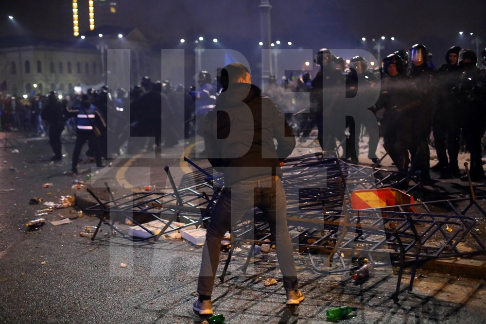 Violențe între ultrași și jandarmi, miercuri seară, în Capitală, pe finalul protestelor / FOTO & VIDEO