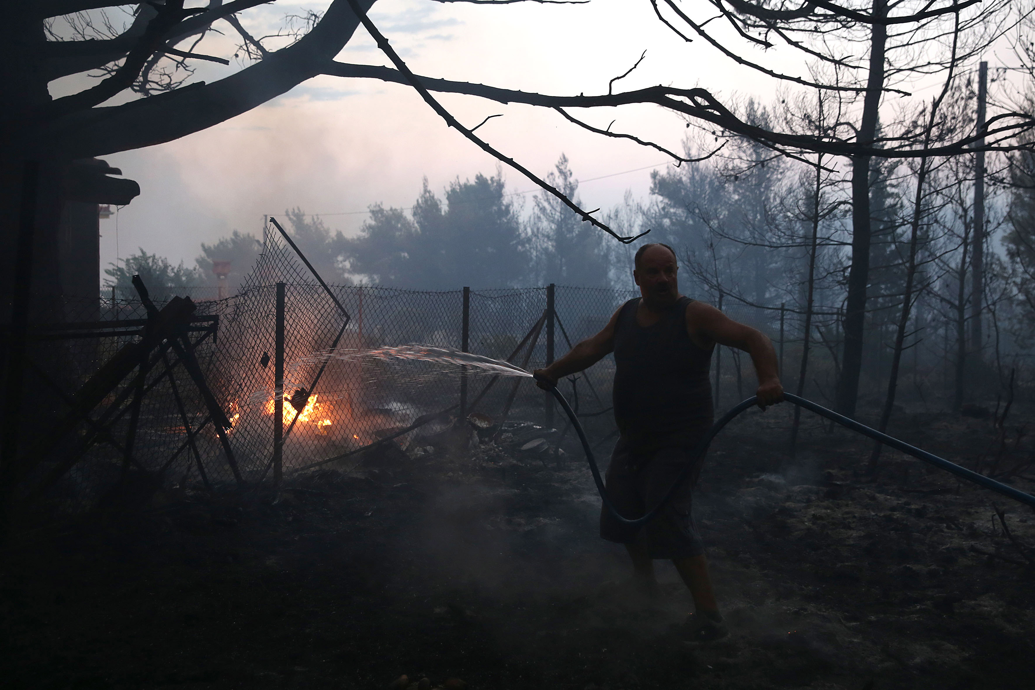 FOTO | Incendii în apropiere de Atena. Mai multe case au fost mistuite de flăcări