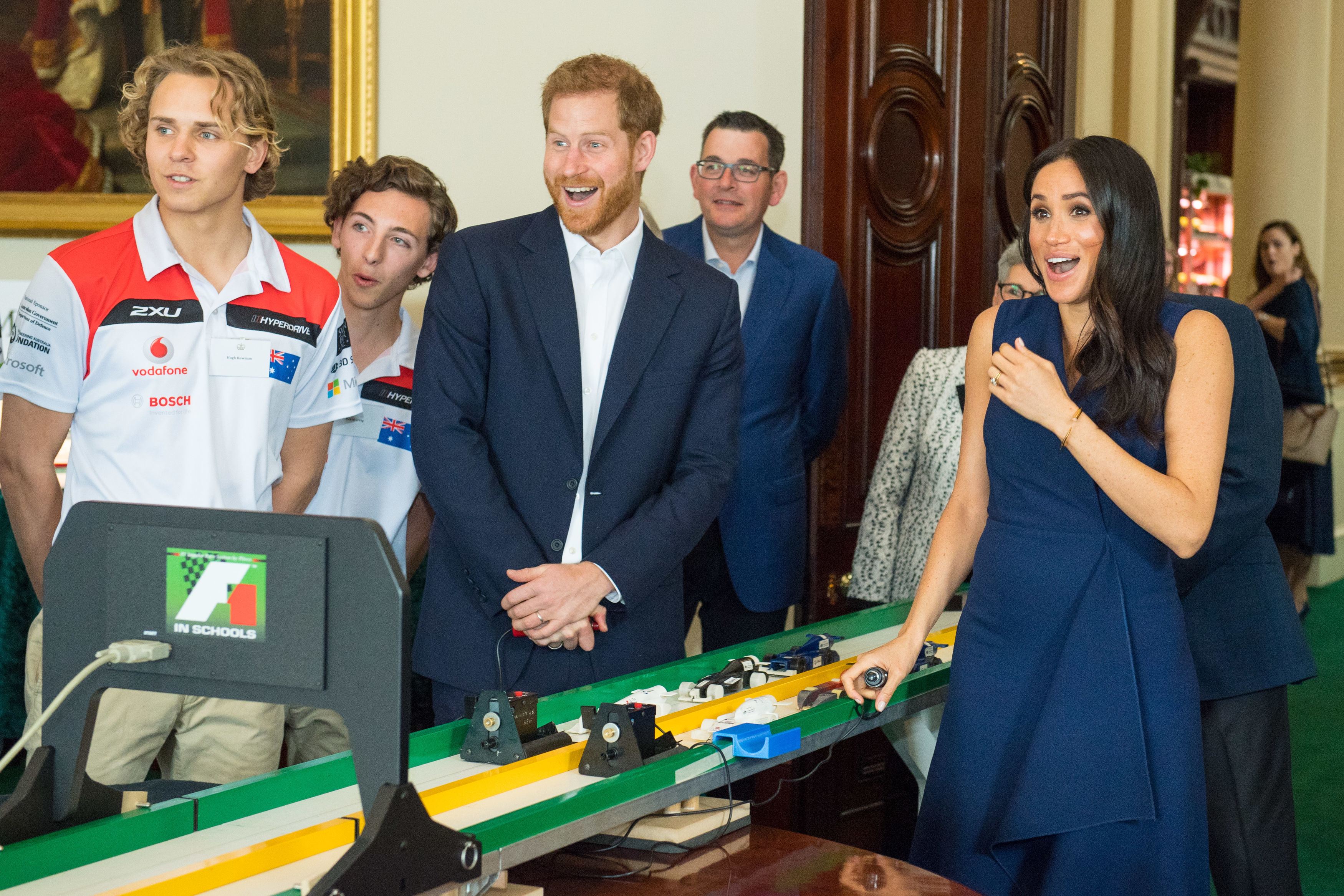 Ținuta care i-a scos în evidență burtica de gravidă lui Meghan Markle | FOTO