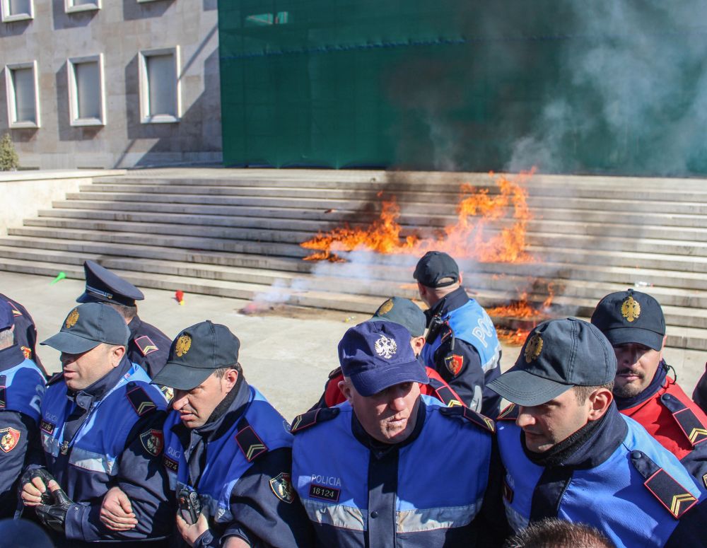 Protest în Albania, oprit cu gaze lacrimogene. Manifestanții au forțat intrarea în sediul Guvernului de la Tirana / FOTO&VIDEO