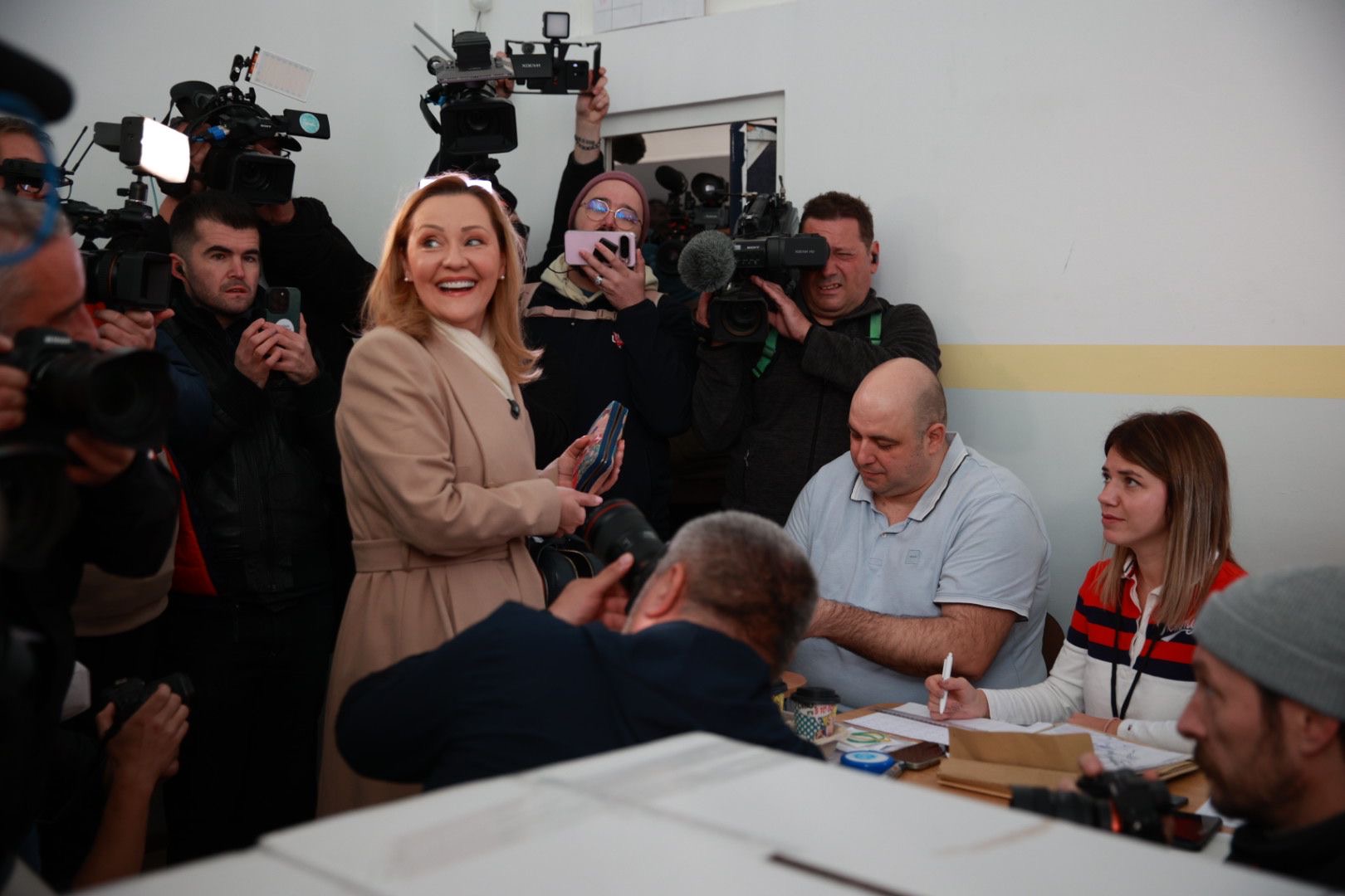 Cât costă paltonul purtat de Elena Lasconi în ziua alegerilor prezidențiale din 24 noiembrie. Ce a adus la secția de votare: „Fără blat”