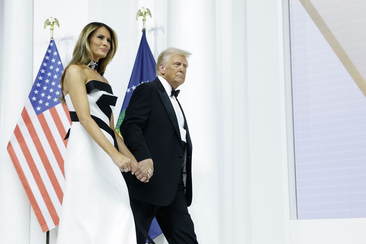Rochia purtată de Melania Trump la balul inaugural al lui Donald Trump. Cine e designerul care i-a creat ținuta alb-negru, cu choker la gât
