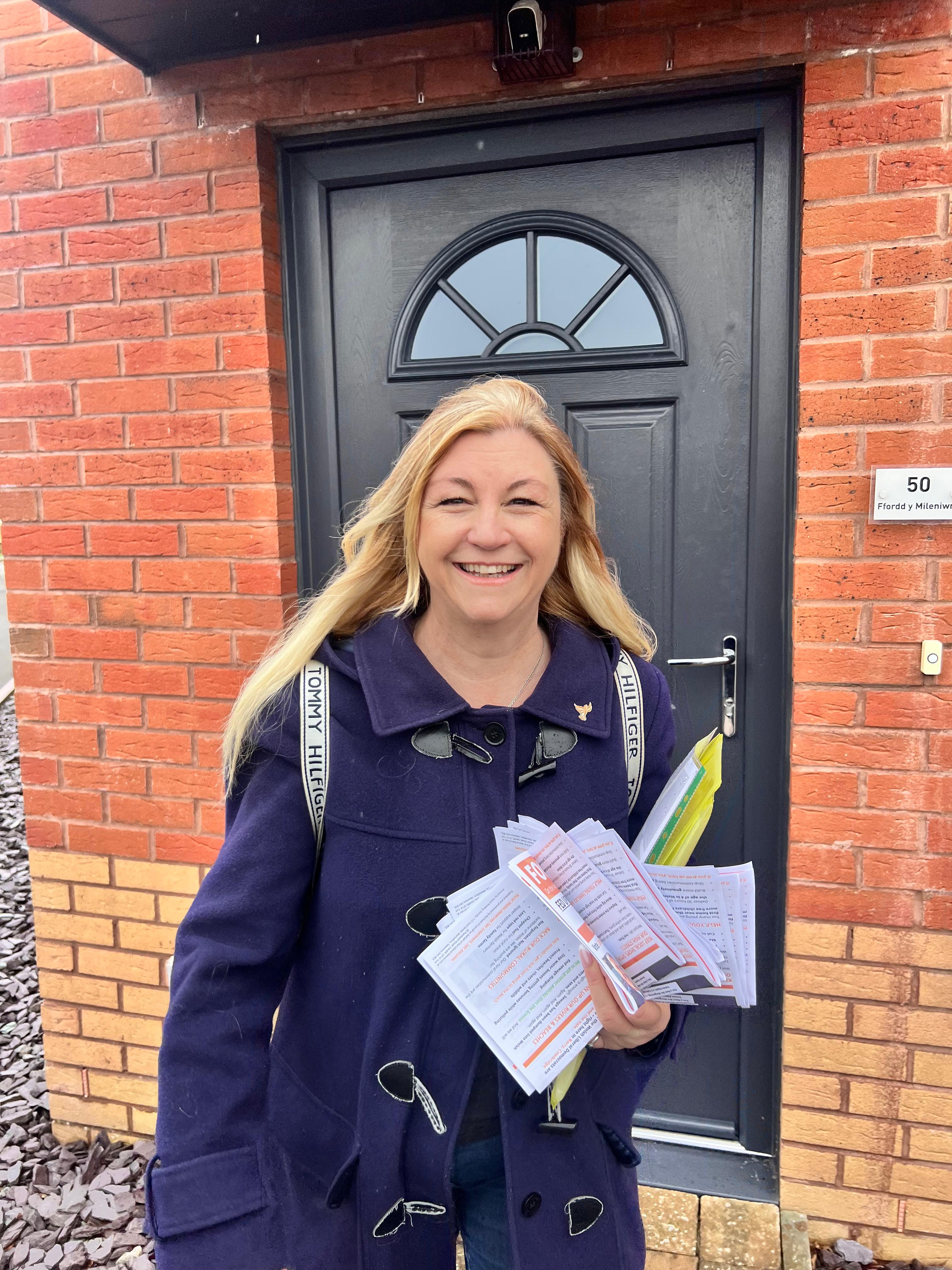 Doi români, profesori de matematică, și-au depus candidatura pentru Parlamentul Țării Galilor și Consiliul Local Newcastle. Cum funcționează relația candidat-alegător în țările lor de adopție 