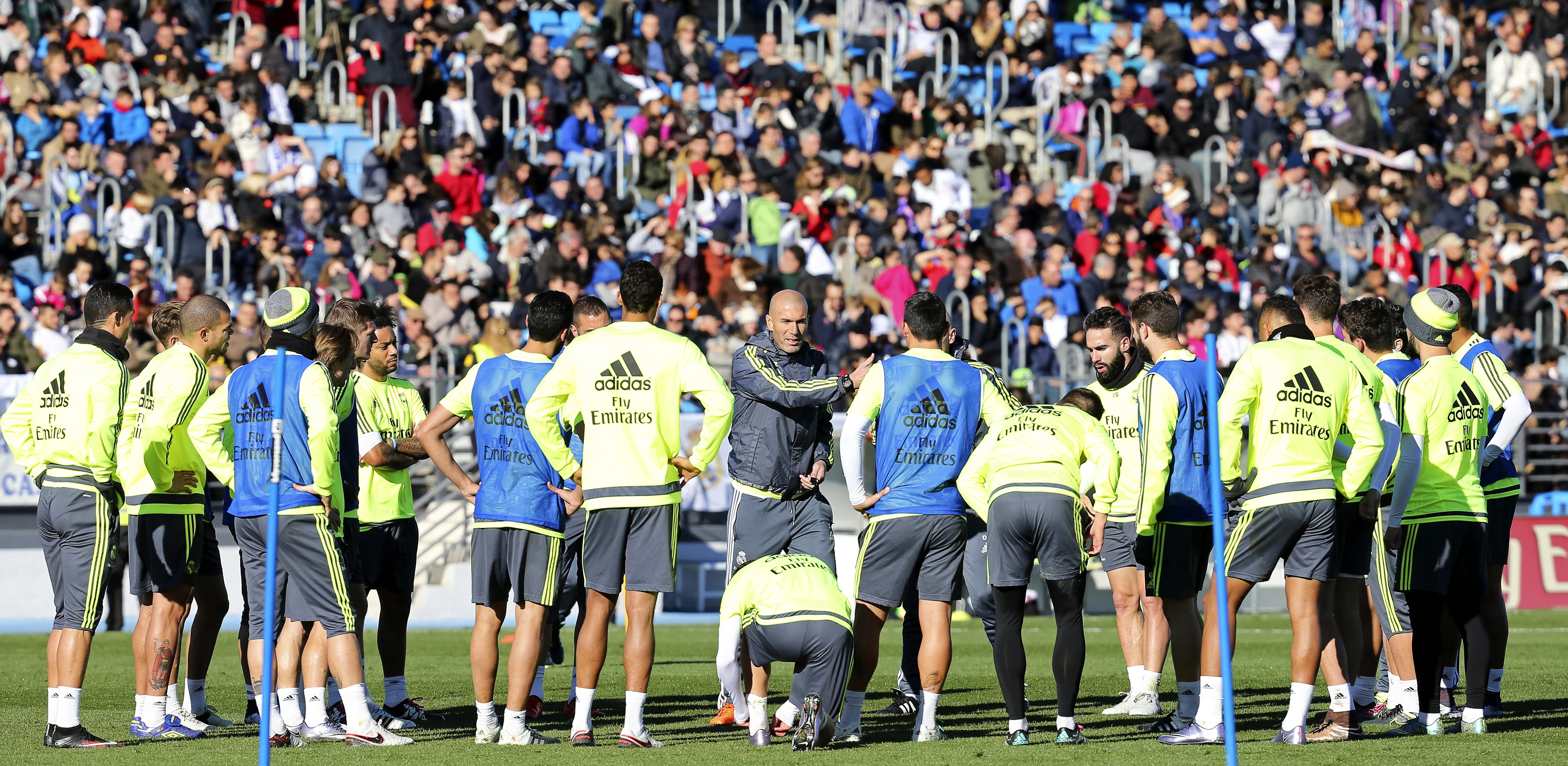 L-au prins cu rața-n gură pe Zidane! Francezul a ținut de mic cu Barcelona! ^Fanii au uitat și l-au ovaționat la primul antrenament / VIDEO