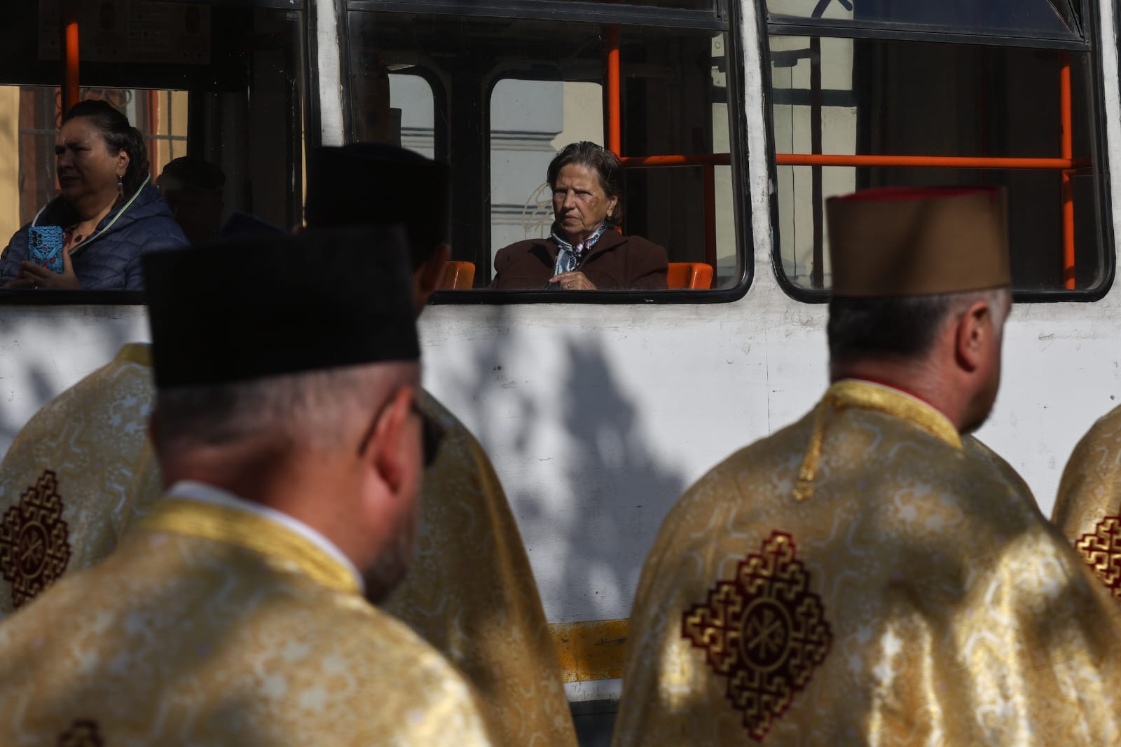 Procesiune religioasă în București, cu moaştele a cinci sfinți. Becali și Simion printre participanți. Programul sărbătorii Sfântului Dimitrie cel Nou