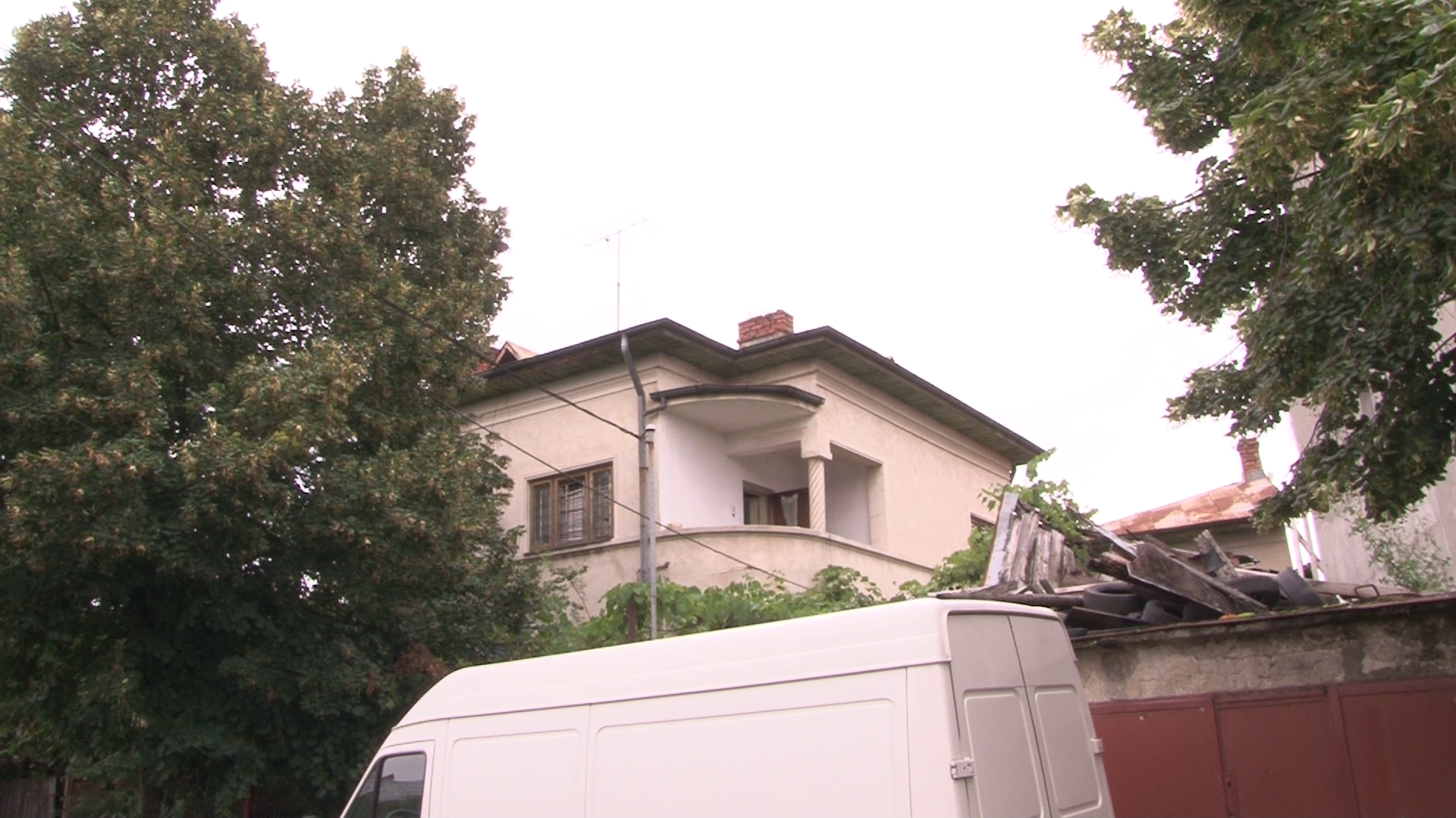 FOTO/ Un hoţ care a vrut să fure dintr-o casă din Ploiești a dat peste cadavrul unei femei moarte de un an. Lângă ea era cadavrul câinelui care o păzise