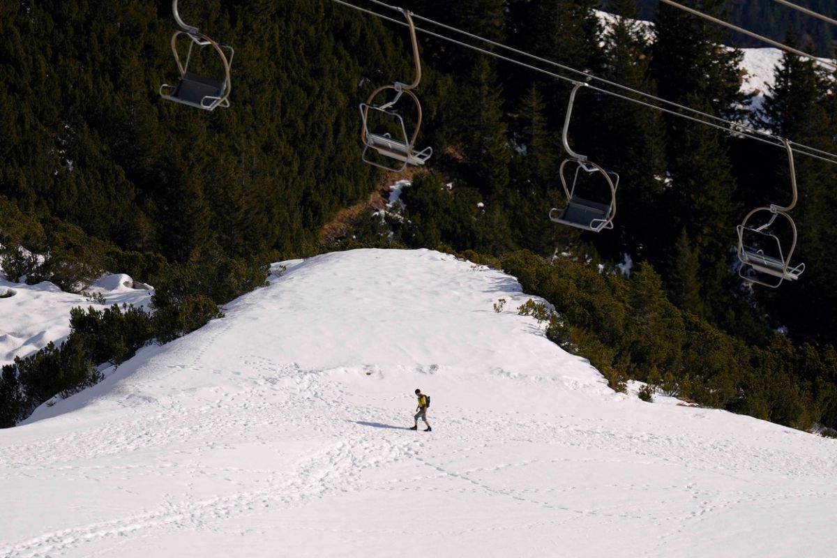 Pârtiile din Alpi, lipsite de zăpadă din cauza temperaturilor ridicate. Peisaj de toamnă și în Bucegi