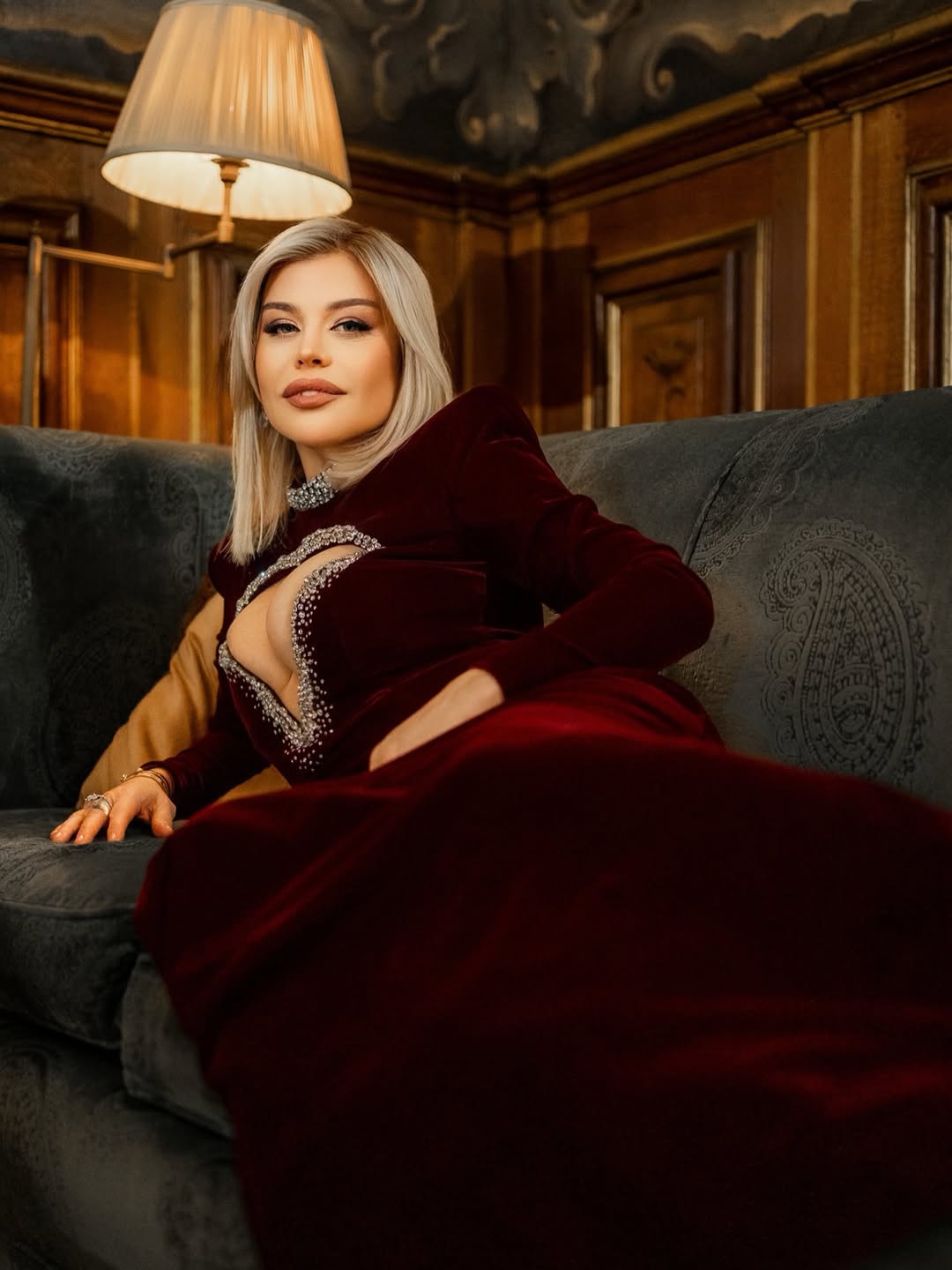 Imagini cu Loredana Groza brunetă și tunsă scurt. Schimbare radicală de look pentru artistă